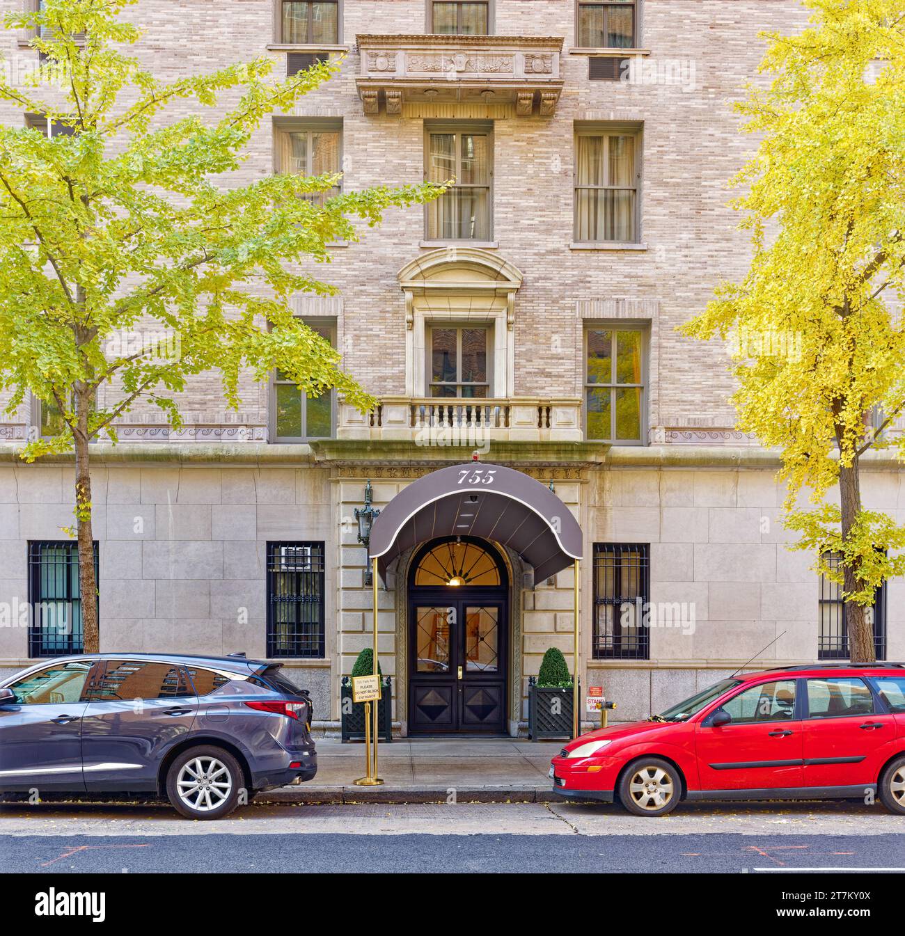 755 Park Avenue, un immeuble néo-renaissance de briques et de pierres conçu par W. L. Rouse & L. A. Goldstone, construit en 1915. Banque D'Images