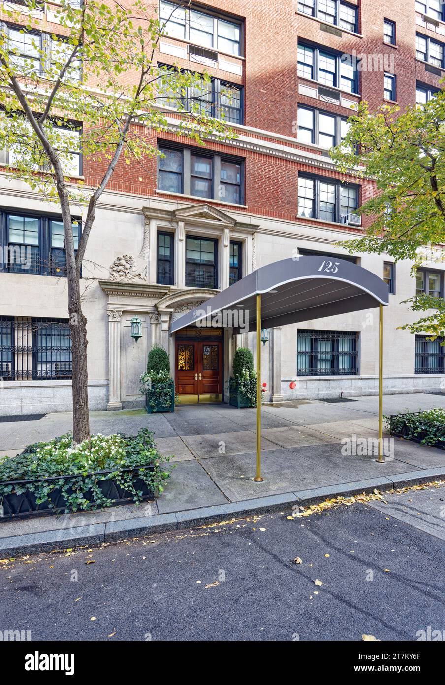 125 East 72nd Street, un immeuble de briques et de pierres de style néo-colonial conçu par Schwartz & Gross, construit en 1916. Banque D'Images