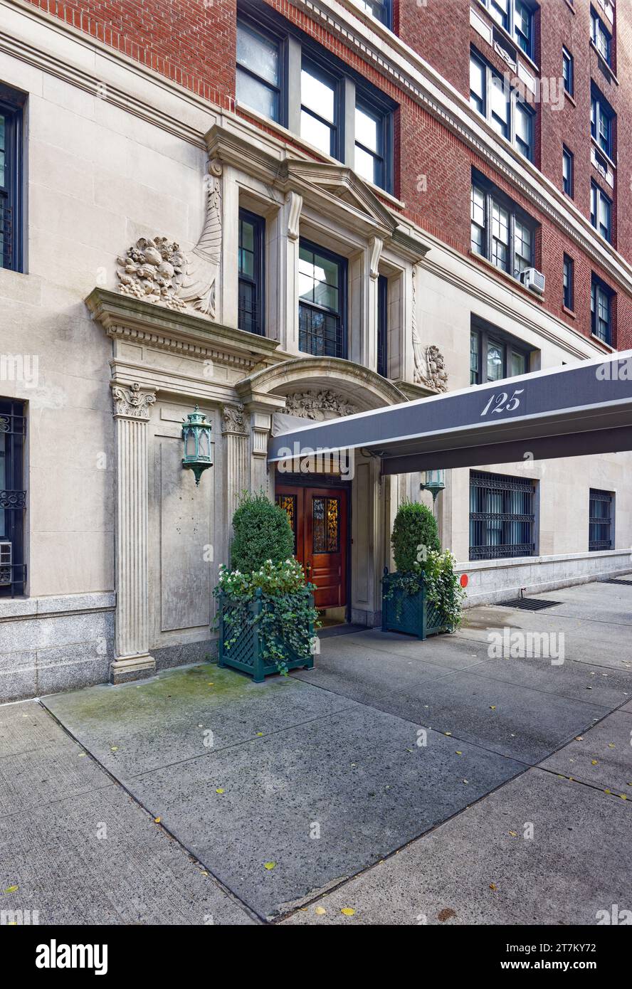 125 East 72nd Street, un immeuble de briques et de pierres de style néo-colonial conçu par Schwartz & Gross, construit en 1916. Banque D'Images