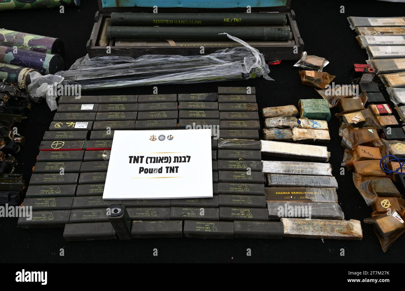 Base de Zrifim, Israël. 16 novembre 2023. Les Forces de défense israéliennes exposent à la presse des armes militaires des terroristes du Hamas, dont certaines fabriquées en Iran, en Corée du Nord et à Gaza, qui ont été confisquées après le massacre du 7 octobre dans des villages près de la frontière de Gaza, à la base militaire de Zrifim le jeudi 16 octobre 2023. Photo de Debbie Hill/ crédit : UPI/Alamy Live News Banque D'Images