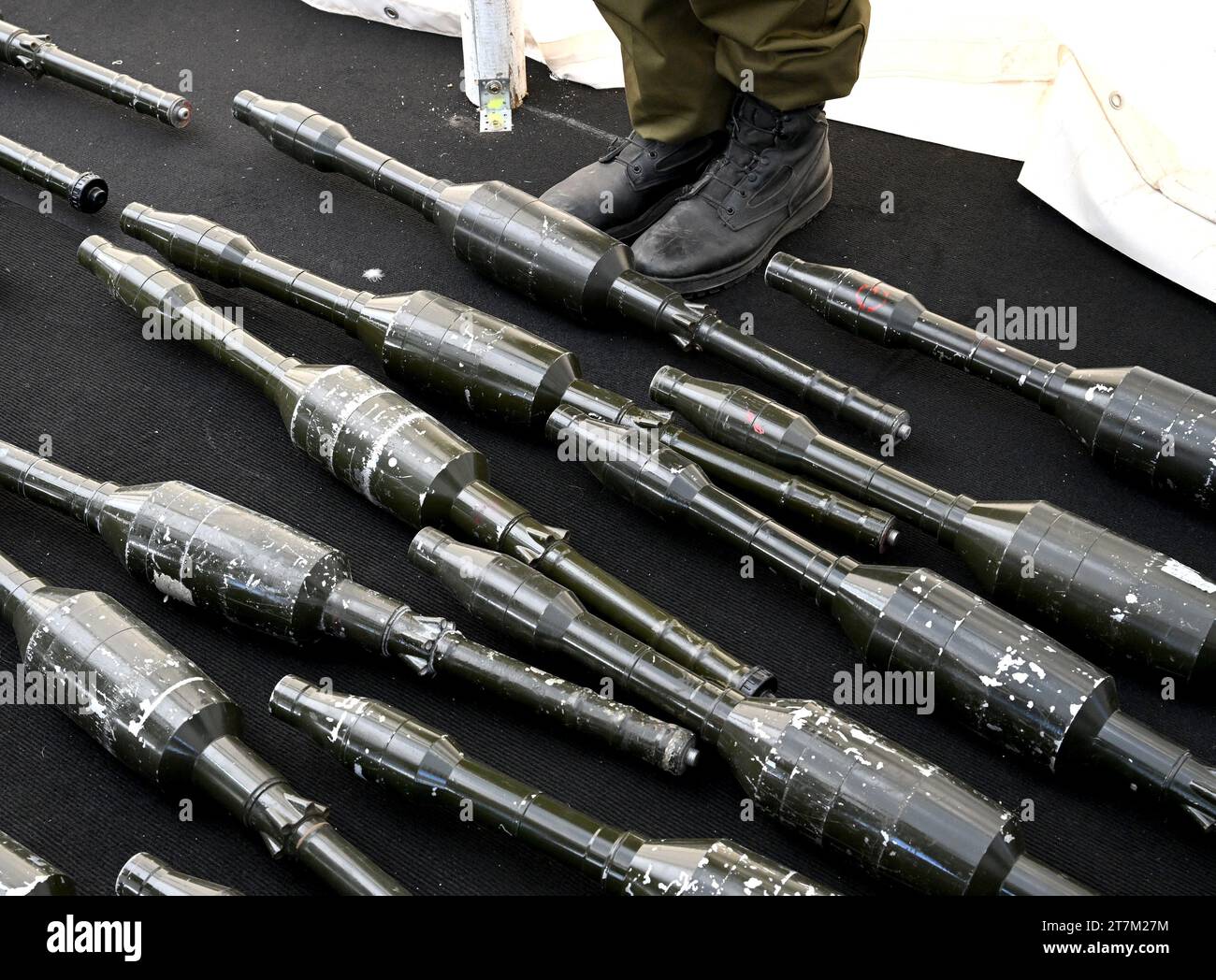 Base de Zrifim, Israël. 16 novembre 2023. Les Forces de défense israéliennes exposent à la presse des armes militaires des terroristes du Hamas, dont certaines fabriquées en Iran, en Corée du Nord et à Gaza, qui ont été confisquées après le massacre du 7 octobre dans des villages près de la frontière de Gaza, à la base militaire de Zrifim le jeudi 16 octobre 2023. Photo de Debbie Hill/ crédit : UPI/Alamy Live News Banque D'Images