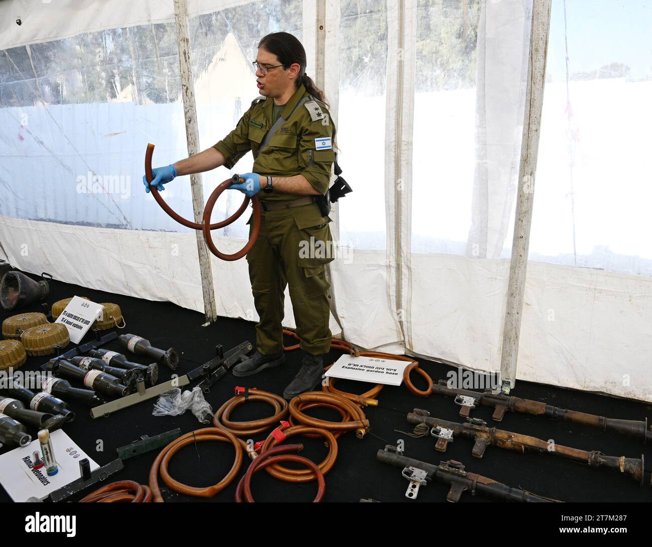 Base de Zrifim, Israël. 16 novembre 2023. Les Forces de défense israéliennes exposent à la presse des armes militaires des terroristes du Hamas, dont certaines fabriquées en Iran, en Corée du Nord et à Gaza, qui ont été confisquées après le massacre du 7 octobre dans des villages près de la frontière de Gaza, à la base militaire de Zrifim le jeudi 16 octobre 2023. Photo de Debbie Hill/ crédit : UPI/Alamy Live News Banque D'Images