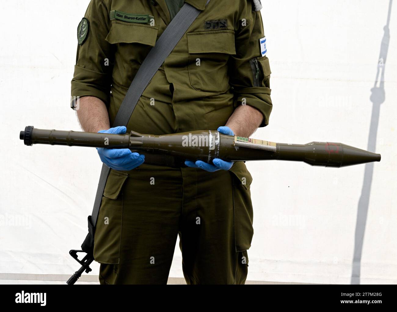 Base de Zrifim, Israël. 16 novembre 2023. Les Forces de défense israéliennes exposent à la presse des armes militaires des terroristes du Hamas, dont certaines fabriquées en Iran, en Corée du Nord et à Gaza, qui ont été confisquées après le massacre du 7 octobre dans des villages près de la frontière de Gaza, à la base militaire de Zrifim le jeudi 16 octobre 2023. Photo de Debbie Hill/ crédit : UPI/Alamy Live News Banque D'Images