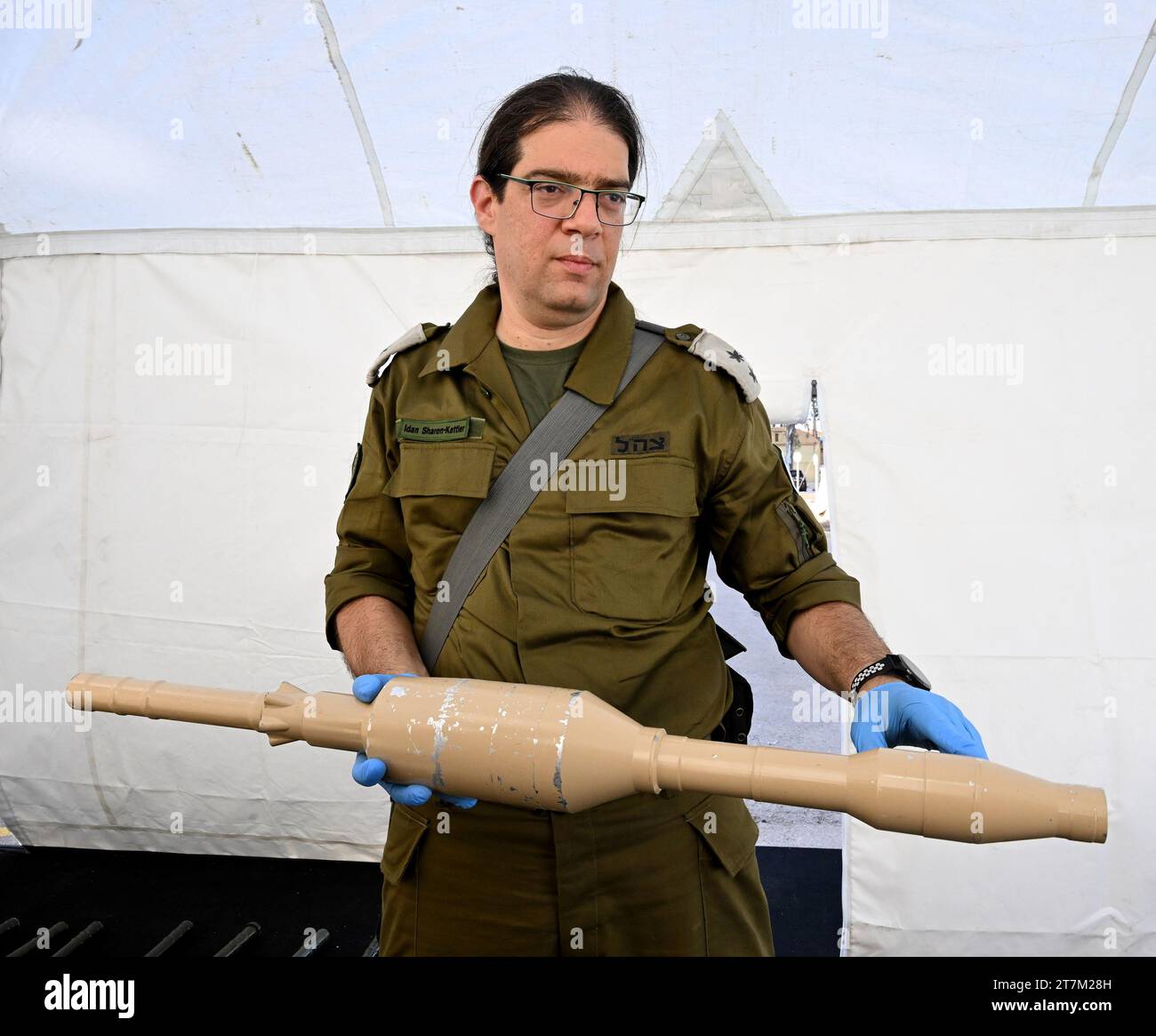 Base de Zrifim, Israël. 16 novembre 2023. Les Forces de défense israéliennes exposent à la presse des armes militaires des terroristes du Hamas, dont certaines fabriquées en Iran, en Corée du Nord et à Gaza, qui ont été confisquées après le massacre du 7 octobre dans des villages près de la frontière de Gaza, à la base militaire de Zrifim le jeudi 16 octobre 2023. Photo de Debbie Hill/ crédit : UPI/Alamy Live News Banque D'Images