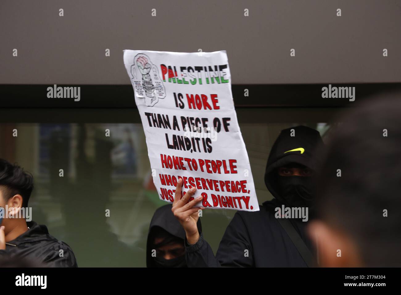 Londres, Royaume-Uni. 16/novembre/2023 les élèves de Tower Hamlets marchent pour la Palestine les élèves des écoles de la zone Tower Hamlet o.f Londres ont quitté leurs classes pour manifester contre un vote au Parlement britannique la veille, qui n'a pas appelé à un cessez-le-feu à Gaza. La marche s'est terminée à l'hôtel de ville de Tower Hamlets à Whitechapel. Crédit : Roland Ravenhill/Alamy. Banque D'Images