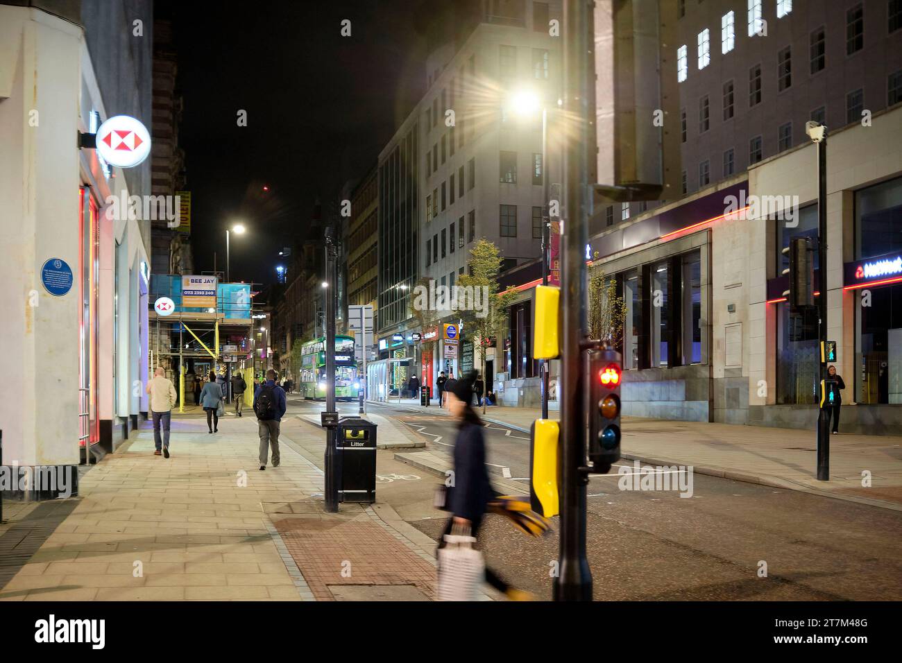 Fêtards de nuit sur Park Row, Leeds City Centre la nuit, West Yorkshire, Angleterre du Nord, Royaume-Uni Banque D'Images