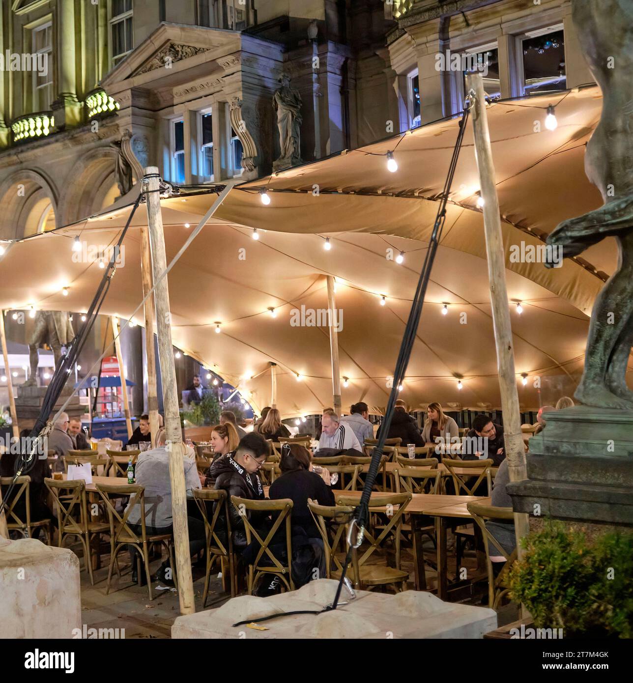 Dîners en plein air sur City Square, centre-ville de Leeds la nuit, West Yorkshire, nord de l'Angleterre, Royaume-Uni Banque D'Images