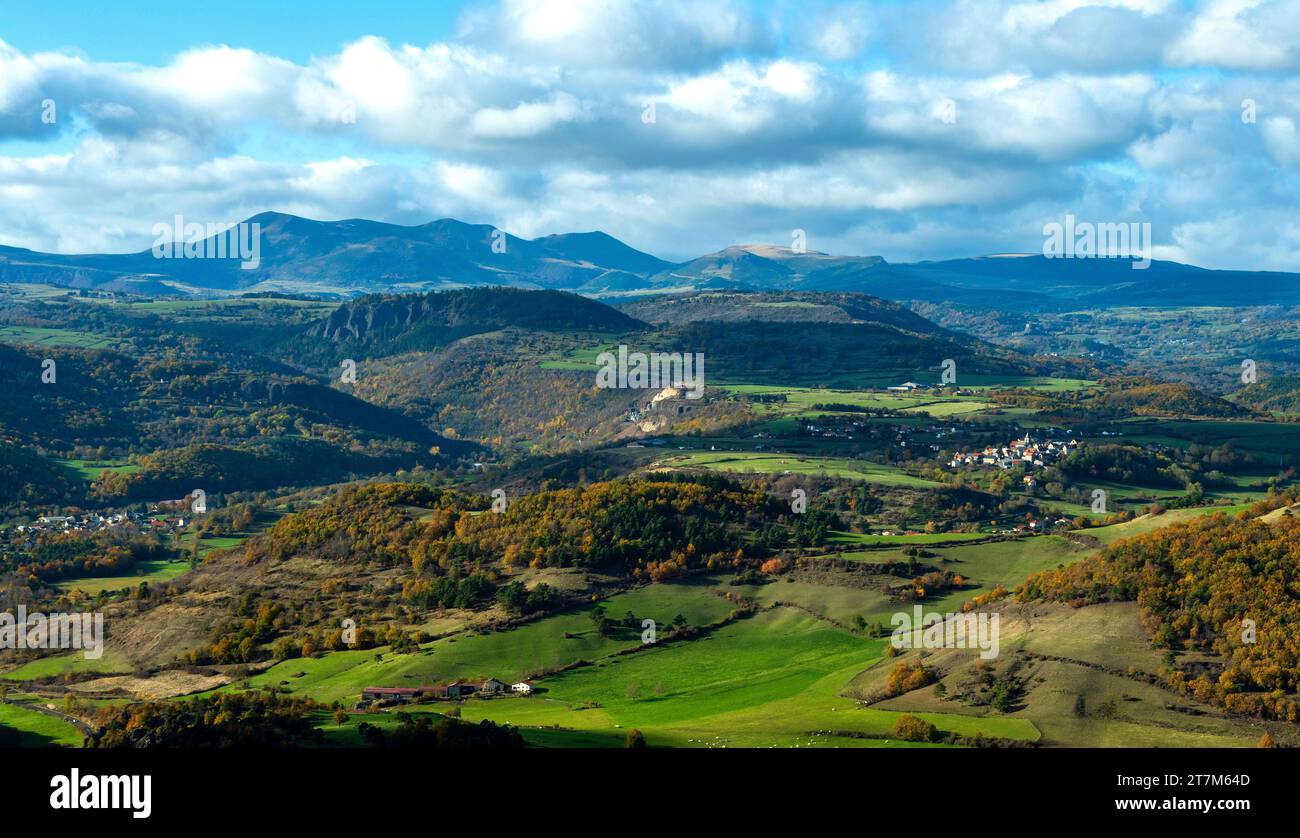 Massif du Sancy en arrière-plan, Parc naturel des Volcans d'Auvergne, département du Puy de Dôme, Auvergne Rhône Alpes, France Banque D'Images