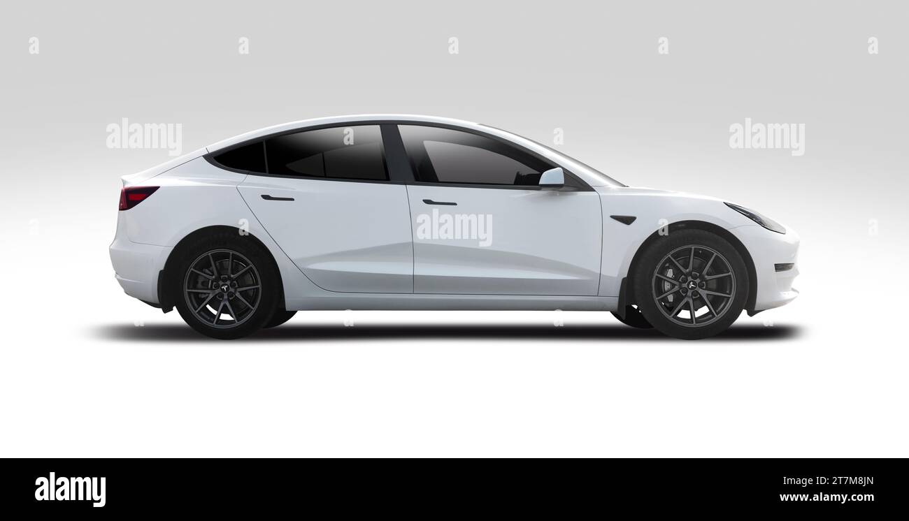 Tesla Model 3 vue latérale de la voiture isolé sur fond blanc Banque D'Images