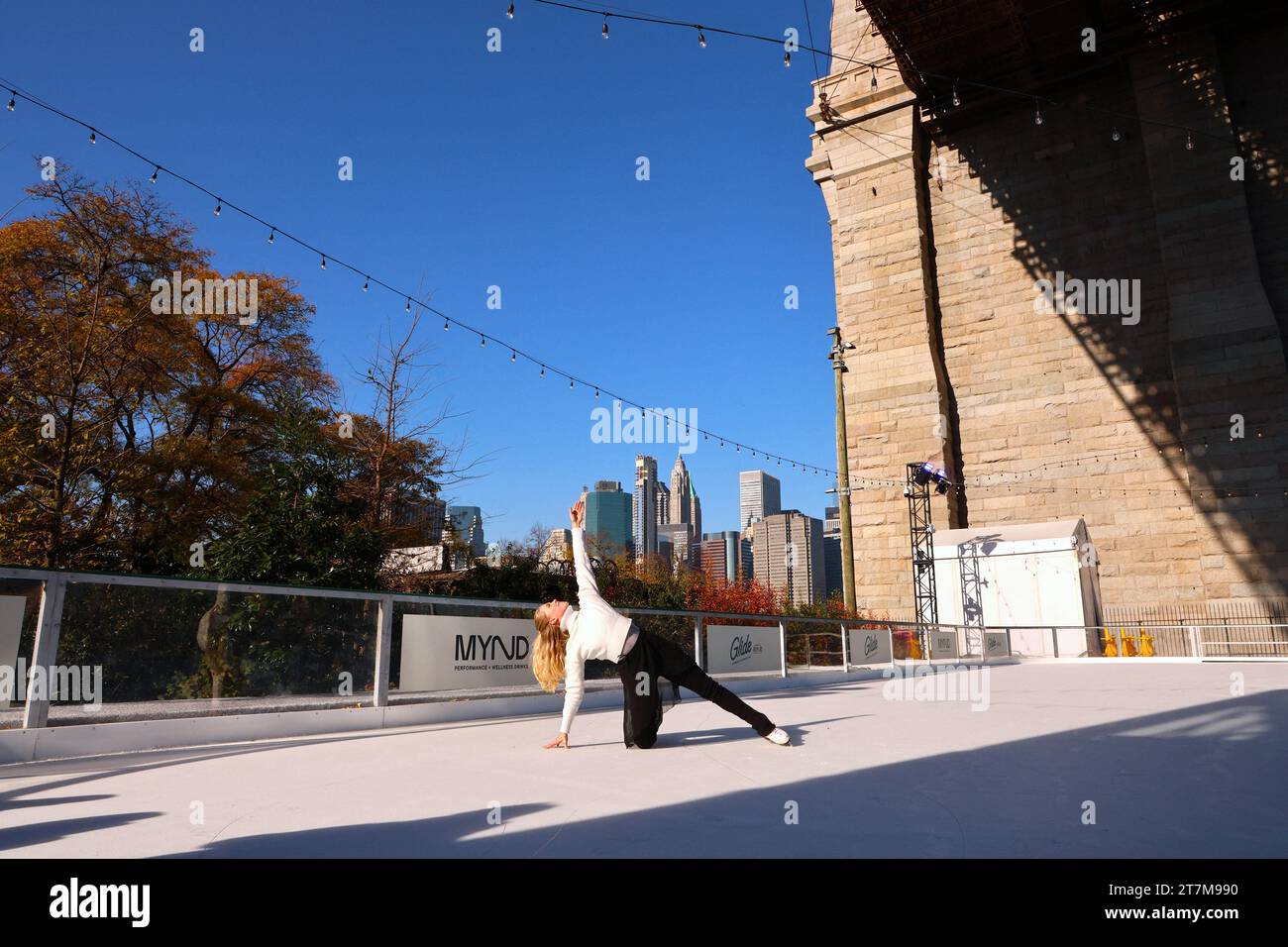 Brooklyn, États-Unis. 16 novembre 2023. Staci Hallmon, Eric Landau, Aaron Jakubovitz, Boyd Nelson et la championne canadienne de danse sur glace Kaitlyn Weaver assistent à la coupe du ruban de la toute première patinoire au Brooklyn Bridge Park à Dumbo, New York, NY, le 16 novembre 2023. Photo de Charles Guerin/ABACAPRESS.COM crédit : Abaca Press/Alamy Live News Banque D'Images