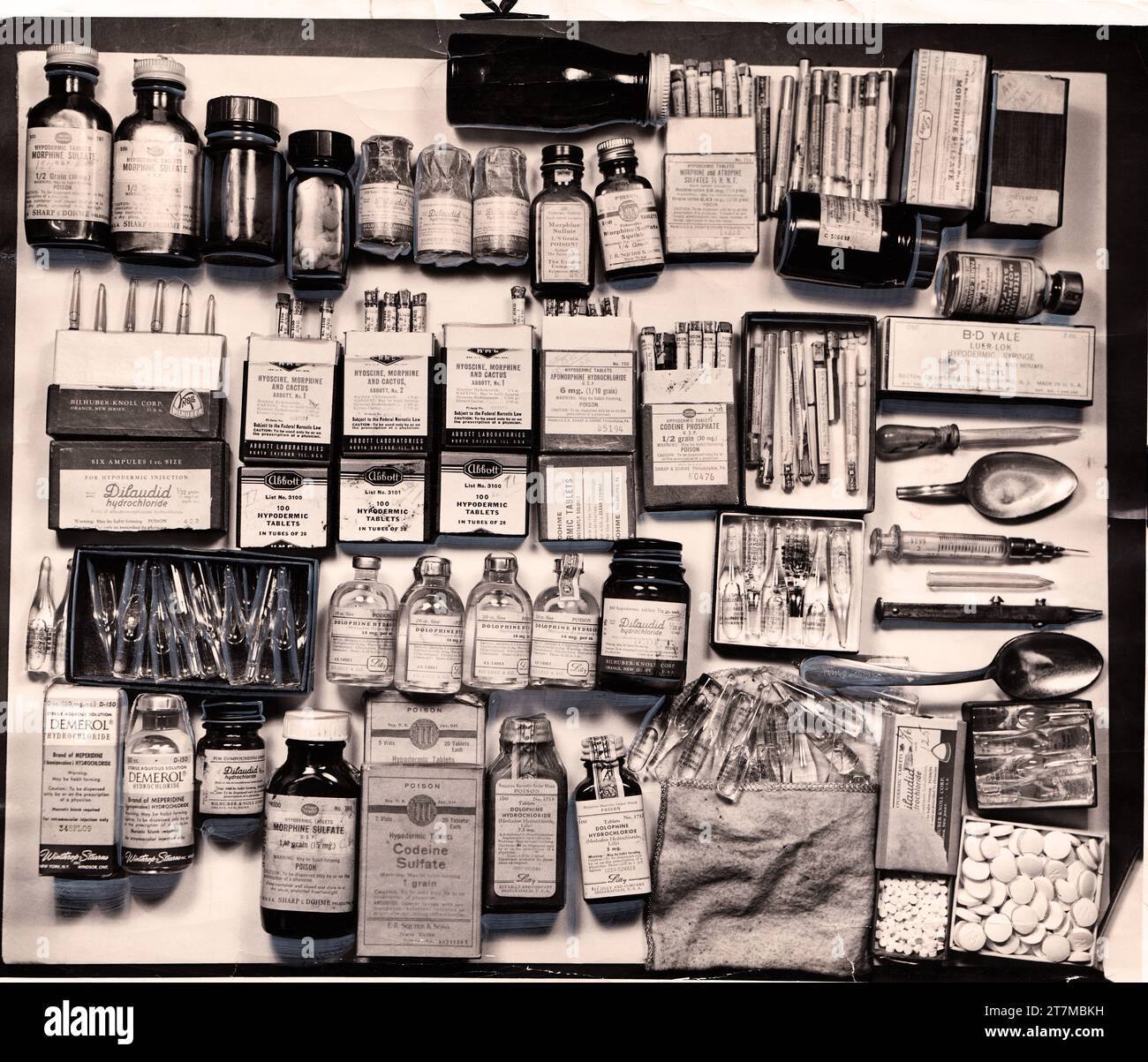 DRUGSTORE COWBOY : cache de stupéfiants volés dans les pharmacies par un gang dirigé par Clement (Short Stuff) Smith. Photo de presse pour le SUN TIMES (US) 1951. Banque D'Images