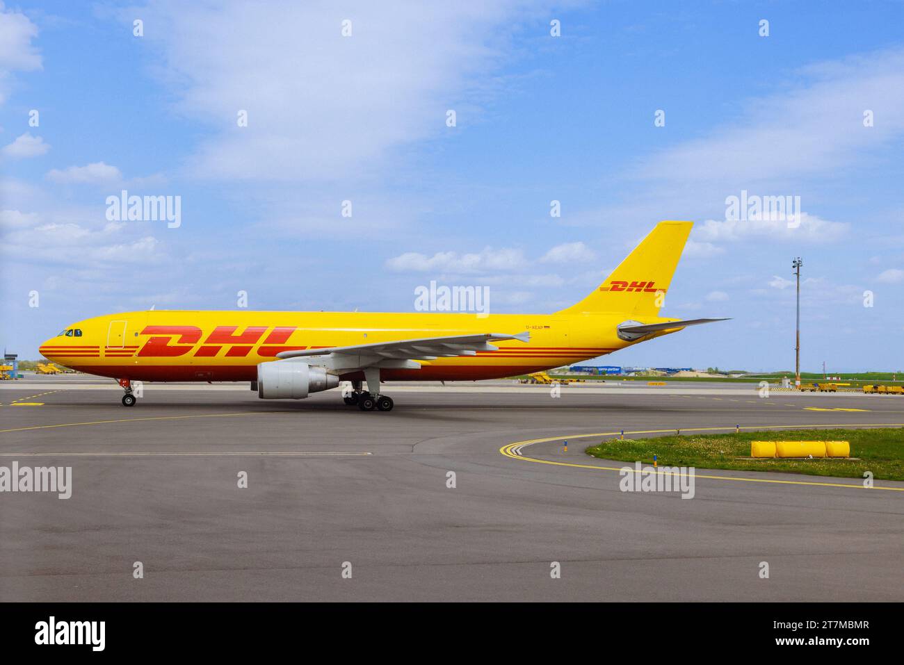 27 avril 2023 Autriche, vie Vienne se prépare pour le départ sur la piste de l'avion DHL Airbus A300-600F à l'aéroport de Vienne vie en Autriche Banque D'Images