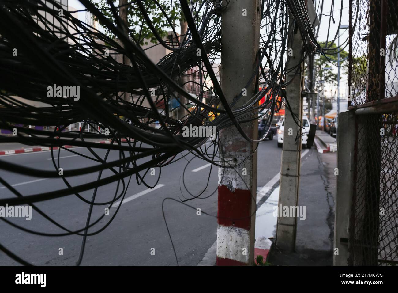 Câbles et fils chaotiques sur un poteau électrique en Thaïlande, alimentation électrique dans les villes avec des ouragans et des typhons fréquents, sécurité électrique. Banque D'Images