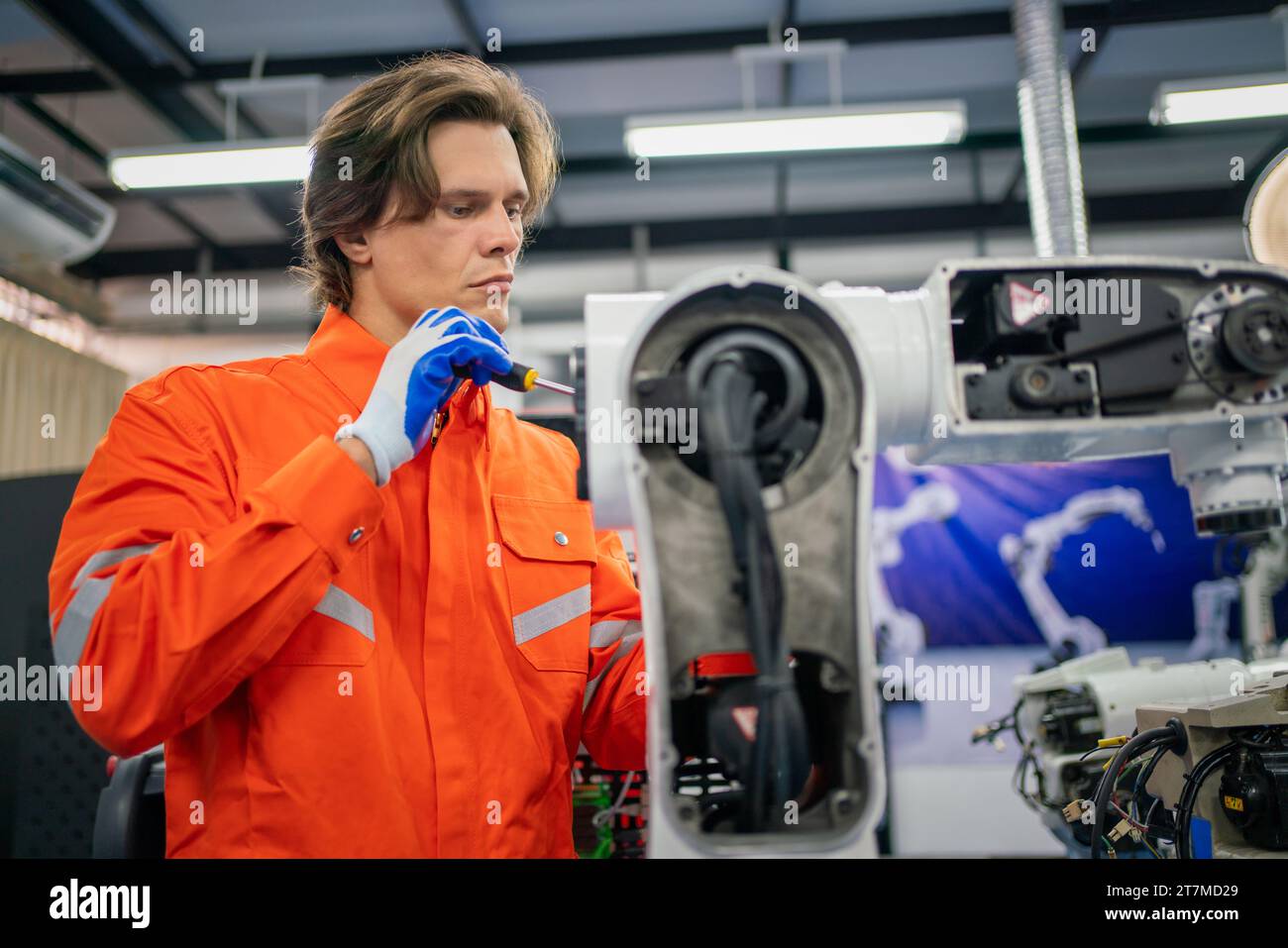 Machine de bras robotisé de soudage automatique d'ingénierie de maintenance à la ligne de production dans l'usine d'industrie. Banque D'Images