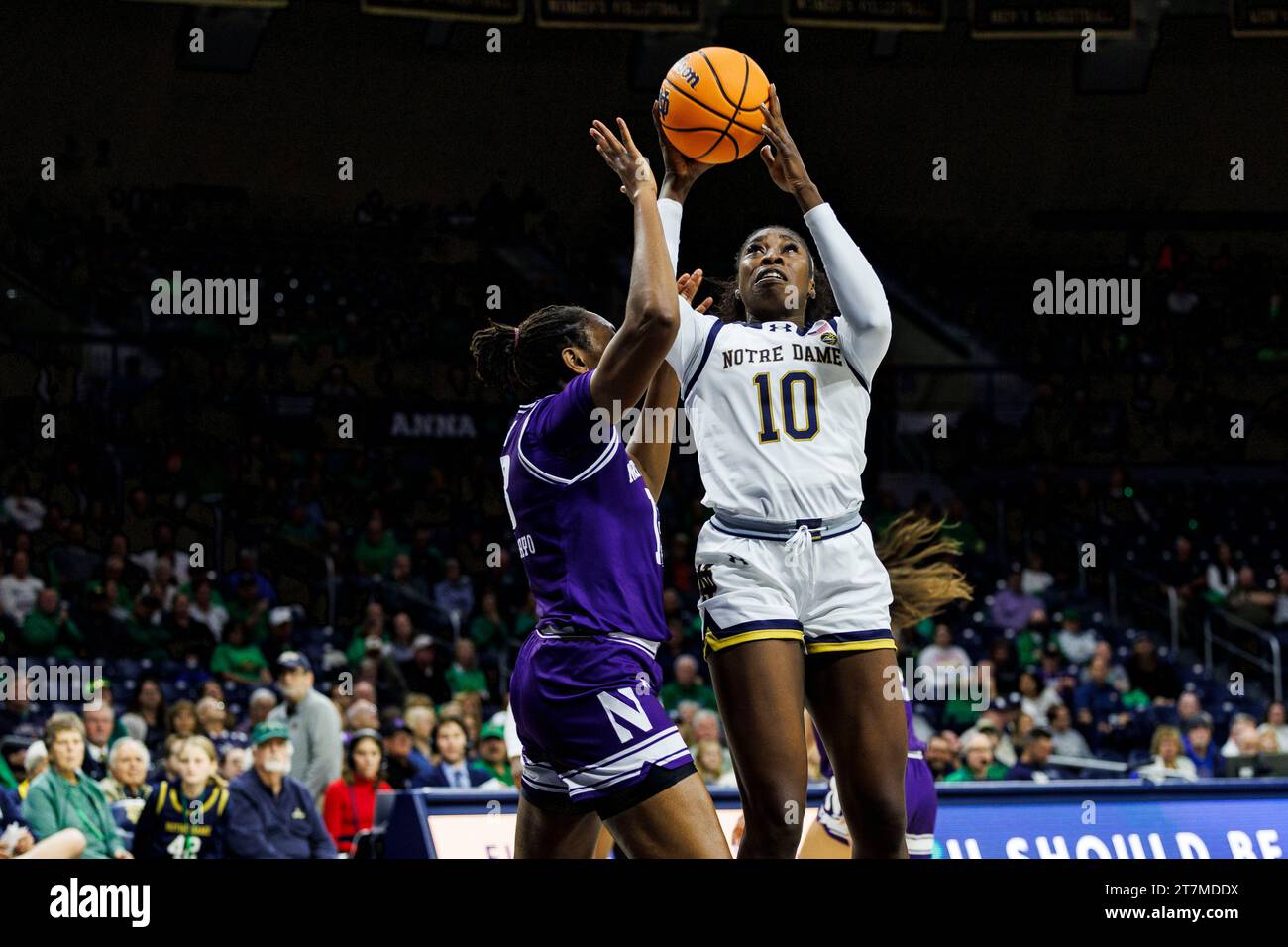 South Bend, Indiana, États-Unis. 15 novembre 2023. L'attaquante de notre Dame Becky Obinma (10) se lance pour un tir alors que l'attaquante du Nord-Ouest Mercy Ademusayo (13) défend lors du match de basket-ball féminin de la NCAA entre les Wildcats du Nord-Ouest et les Irlandais de notre Dame au Purcell Pavilion au Joyce Center à South Bend, Indiana. Notre Dame bat Northwestern 110-52. John Mersits/CSM (image de crédit : © John Mersits/Cal Sport Media). Crédit : csm/Alamy Live News Banque D'Images