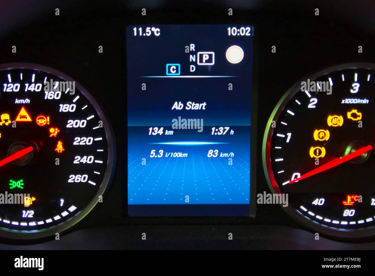 Verbrauch laut Display-Anzeige von einem Diesel PKW der Euro 6 Abgasnorm. Foto : 5, 3 liter auf 100 kilomètre Strecke, BEI einem Durchschnittstempo von 83 km h *** consommation de carburant selon l'affichage d'une voiture diesel Euro 6 photo 5,3 litres aux 100 kilomètres, à une vitesse moyenne de 83 km h crédit : Imago/Alamy Live News Banque D'Images