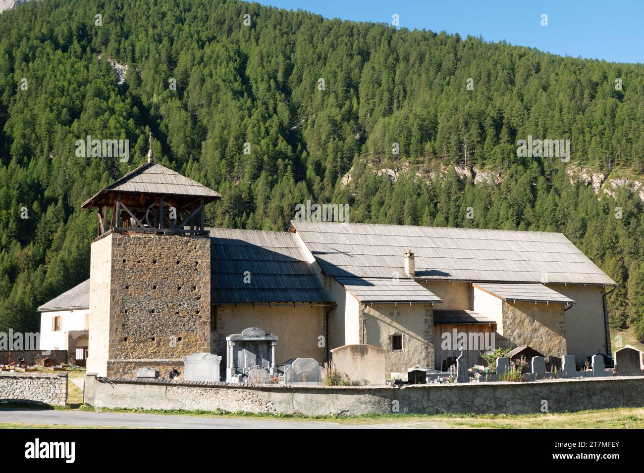 Eglise à Queyras dans les Hautes Alpes près du Col d'Angel, France Banque D'Images