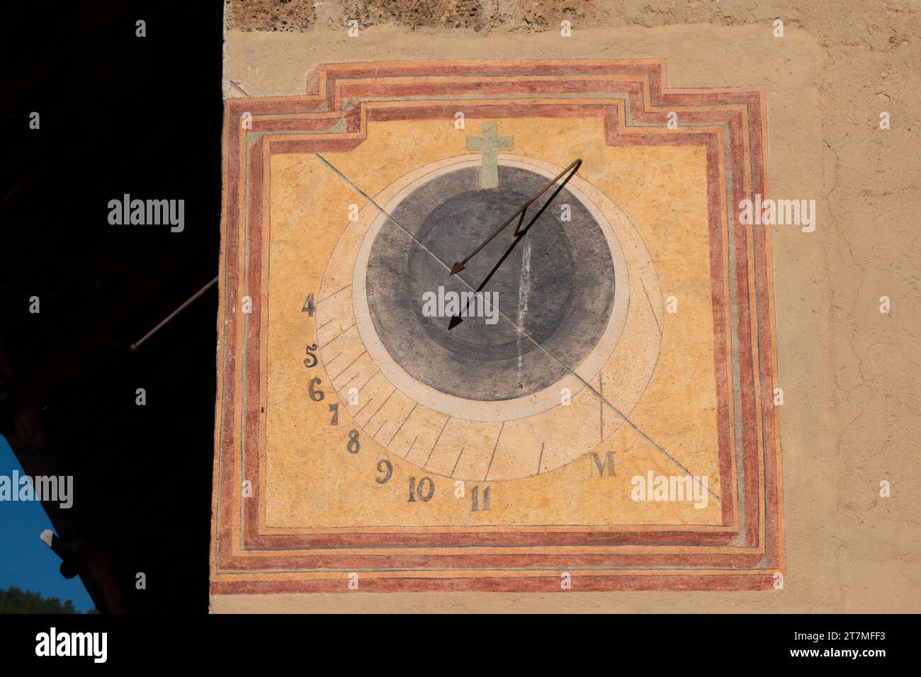 cadran solaire à l'église de Queyras dans les Hautes Alpes près du Col d'Angel, France Banque D'Images