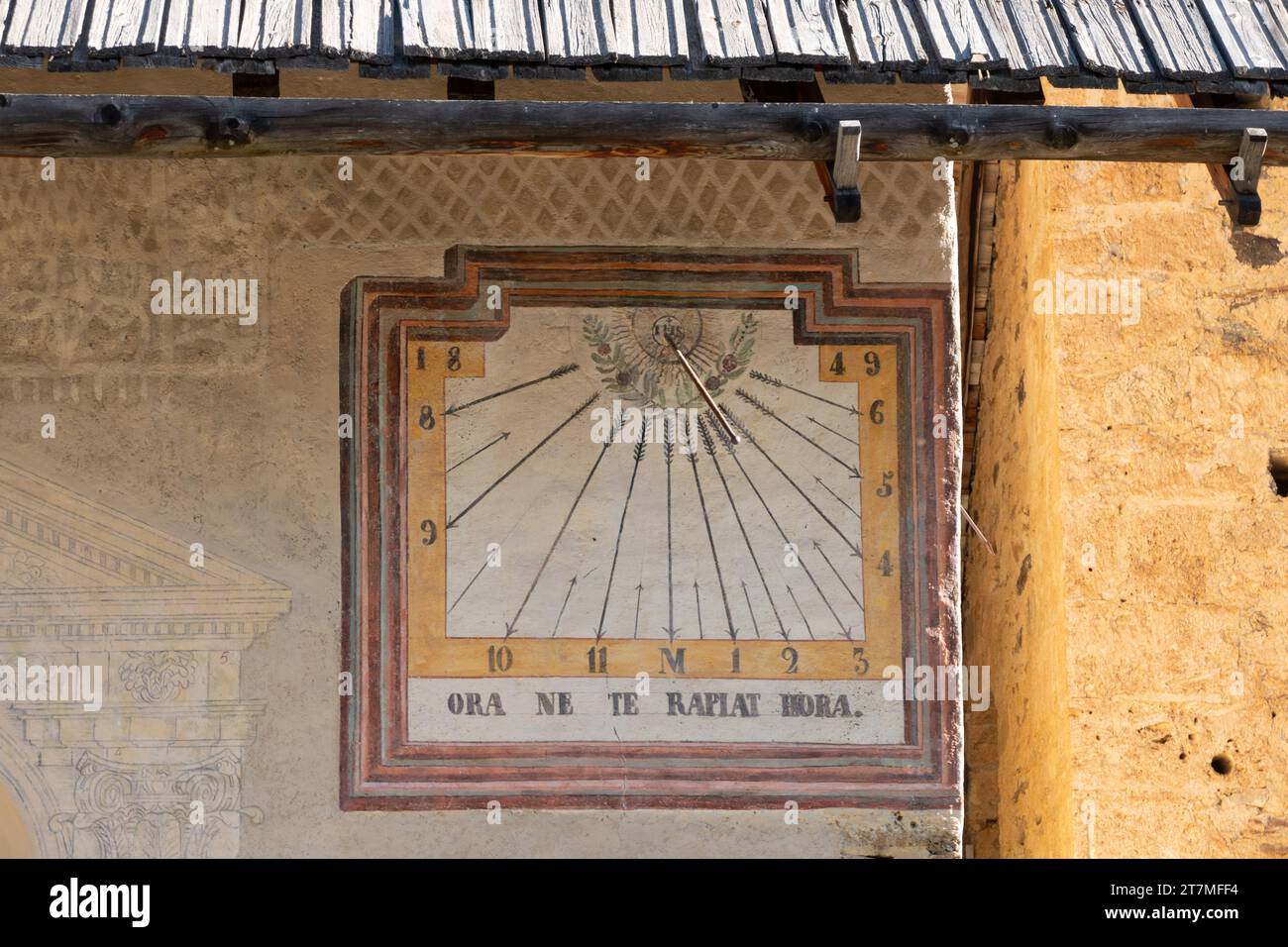 cadran solaire à l'église de Queyras dans les Hautes Alpes près du Col d'Angel, France Banque D'Images