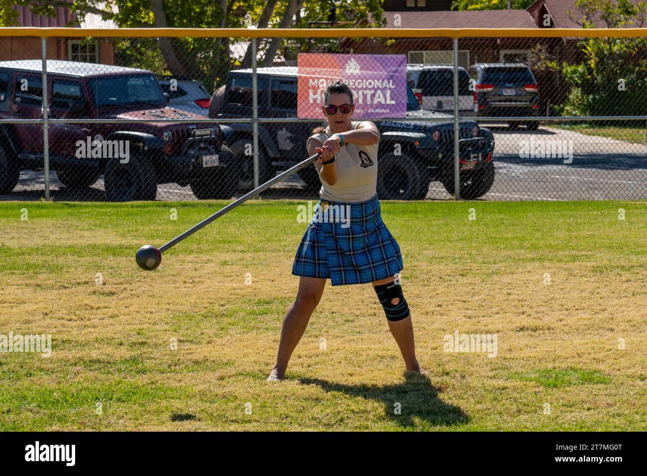 Une concurrente féminine en kilt saute le marteau lors des matchs des Highlands au Moab Celtic Festival, Scots on the Rocks, à Moab, Utah. Banque D'Images