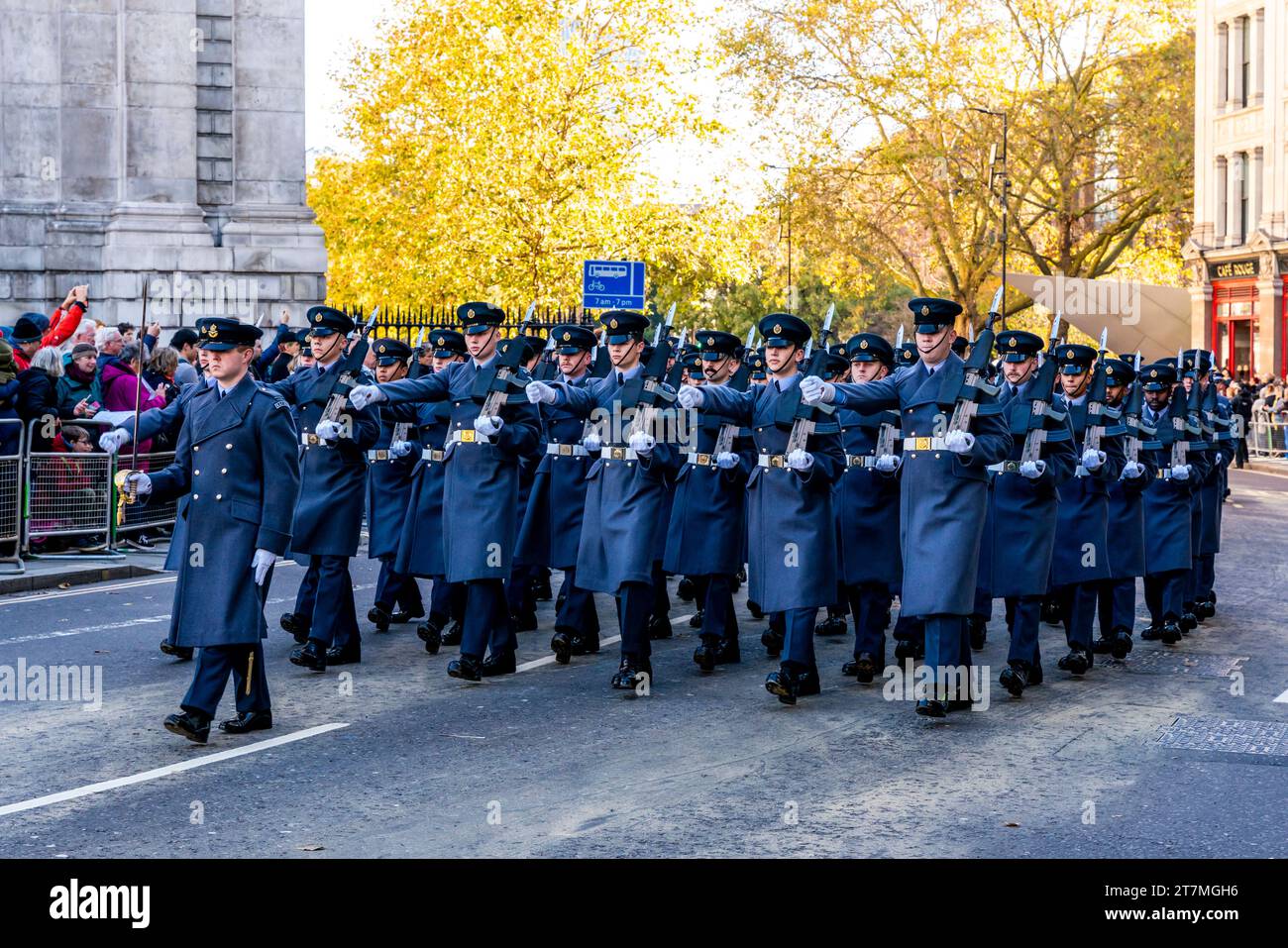 Un Royal Air Force Regiment en marche au Lord Mayor's Show, Londres, Royaume-Uni Banque D'Images