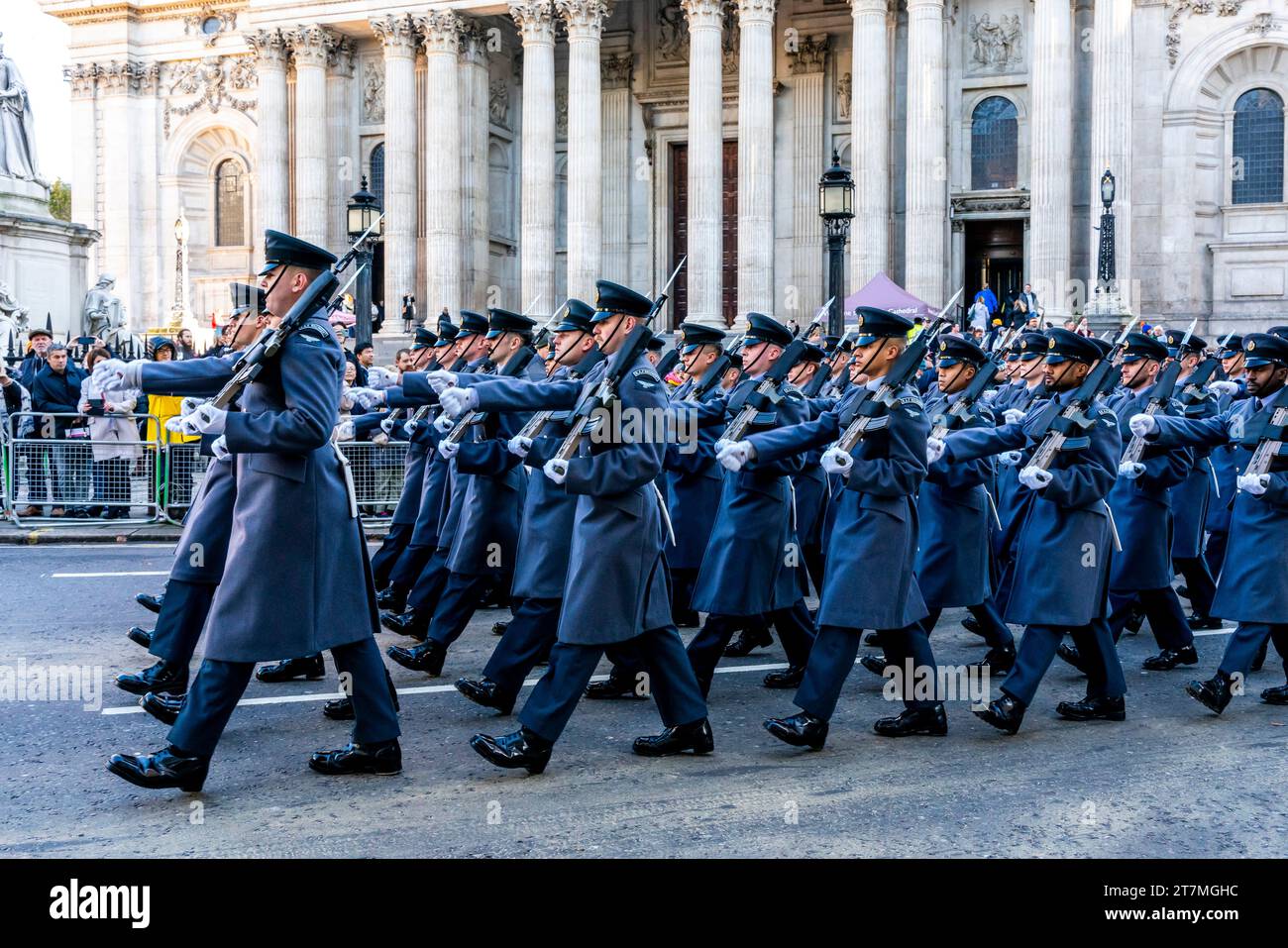 Un Royal Air Force Regiment en marche au Lord Mayor's Show, Londres, Royaume-Uni Banque D'Images