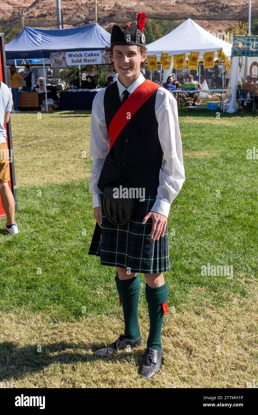 Un jeune homme dans un kilt écossais traditionnel au festival celtique Scots on the Rocks à Moab, Utah. Banque D'Images