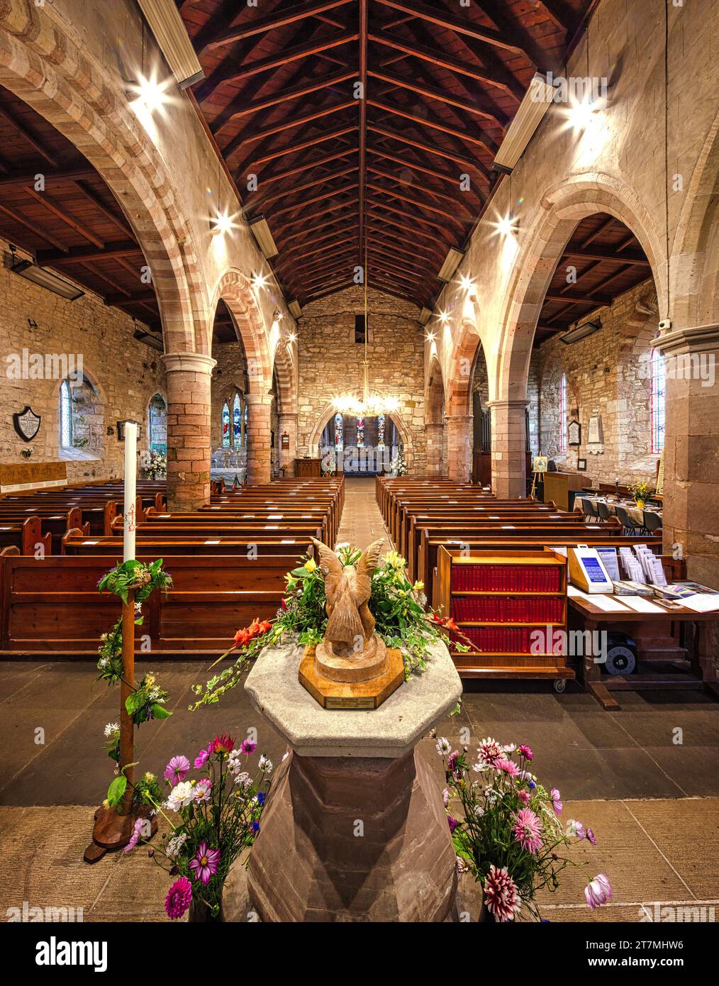 Vue intérieure de l'église Sainte Marie la Vierge sur l'île Sainte de Lindisfarne dans le Northumberland, Angleterre, Royaume-Uni Banque D'Images