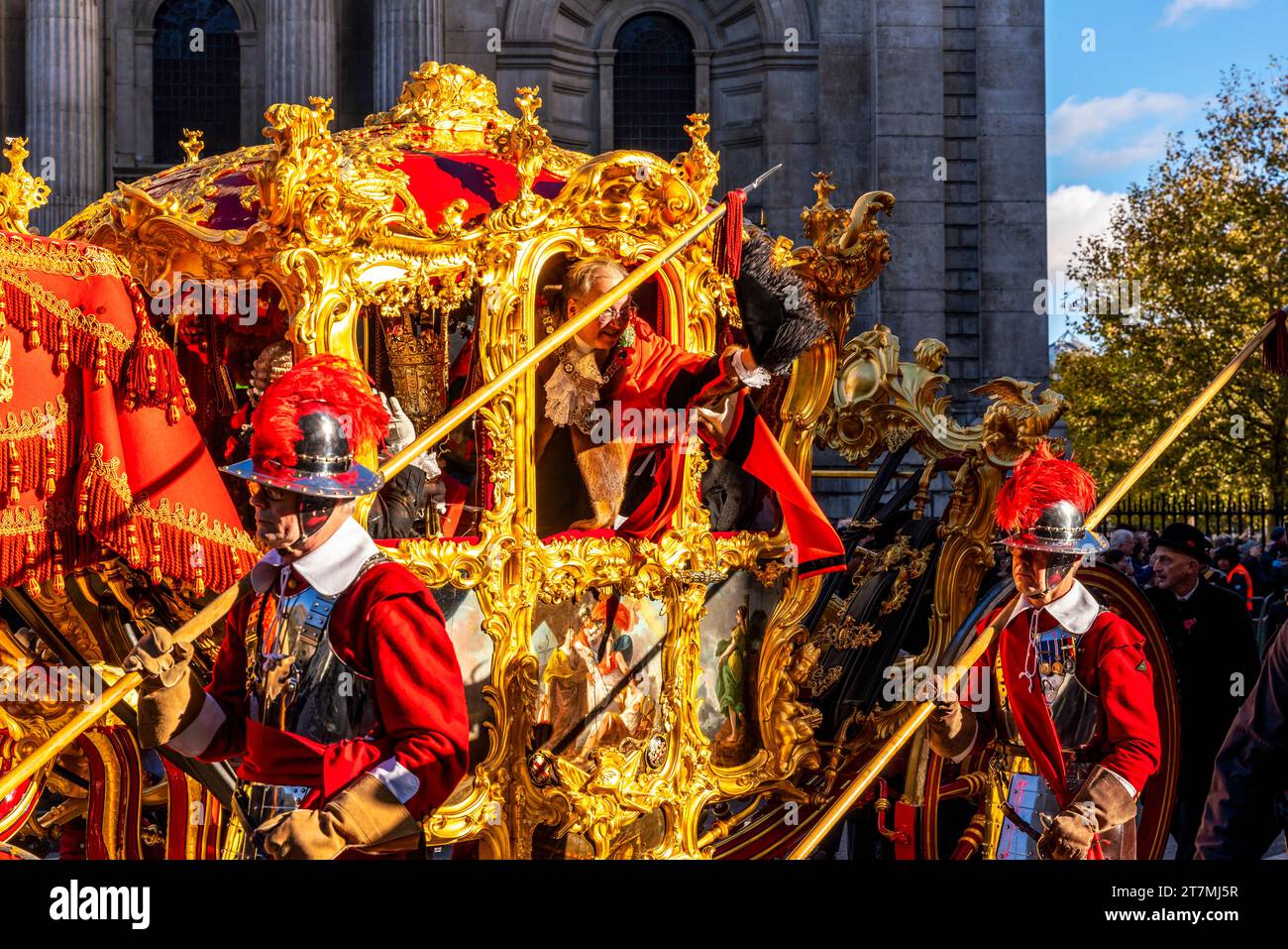 Le Lord Mayor dans Une voiture d'or fait vague à la foule pendant le Lord Mayor's Show, Londres, Royaume-Uni Banque D'Images