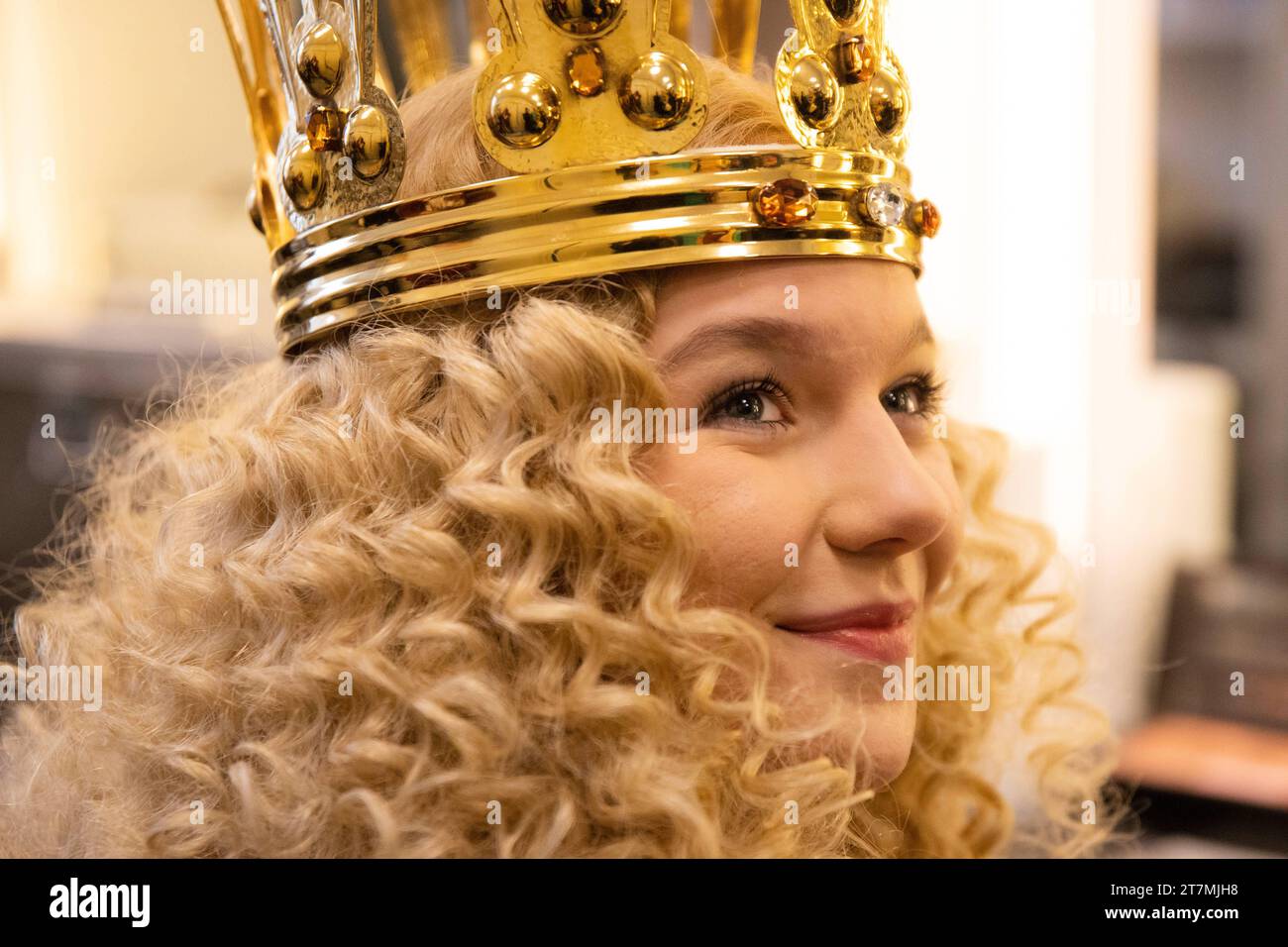 Nelli Lunkenheimer, das neue Nuernberger Christkind, zeigt sich am 16.11.2023 im Staatstheater in Nuernberg den Medienvertretern erstmals im Ornat. Eine jury hatte die 17-jaehrige Schuelerin am 30. Oktober 2023 fuer eine zweijaehrige Amtszeit 2023/24 zum Nuernberger Christkind gewaehlt. Nelli Lunkenheimer wird am 1. Dezember 2023 UM 17,30 Uhr von der Empore der Nuernberger Frauenkirche aus den Prolog sprechen, mit dem in jedem Jahr der beruehmte Nuernberger Christkindlesmarkt eroeffnet wird. USAGE ÉDITORIAL SEULEMENT *** Nelli Lunkenheimer, le nouveau Nuremberg Christkind, apparaîtra aux médias Banque D'Images