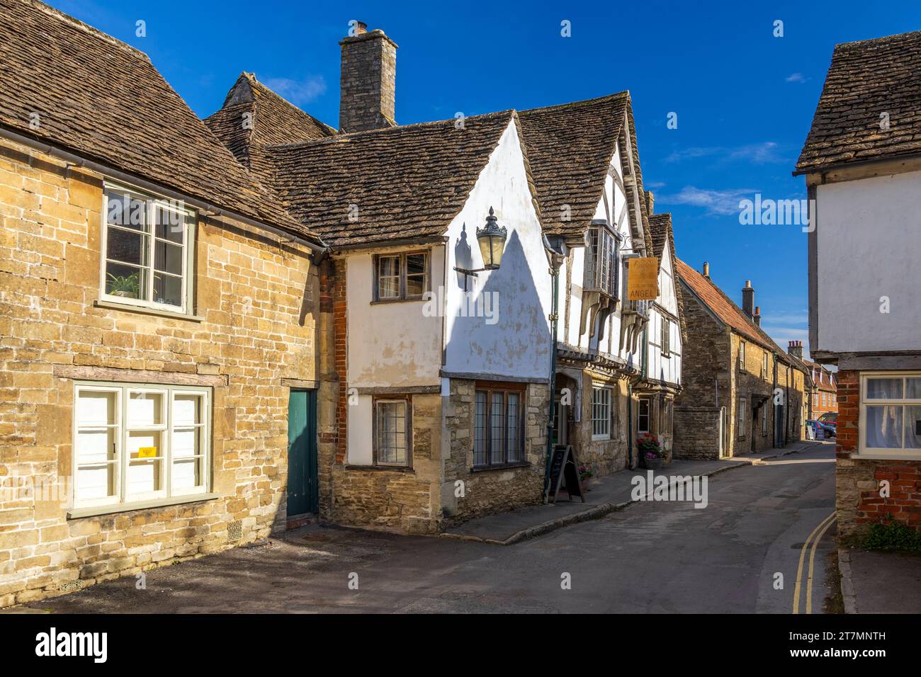 L'hôtel historique Sign of the Angel sur Church Street est une attraction touristique populaire dans le village de Lacock, Wiltshire, Angleterre, Royaume-Uni Banque D'Images