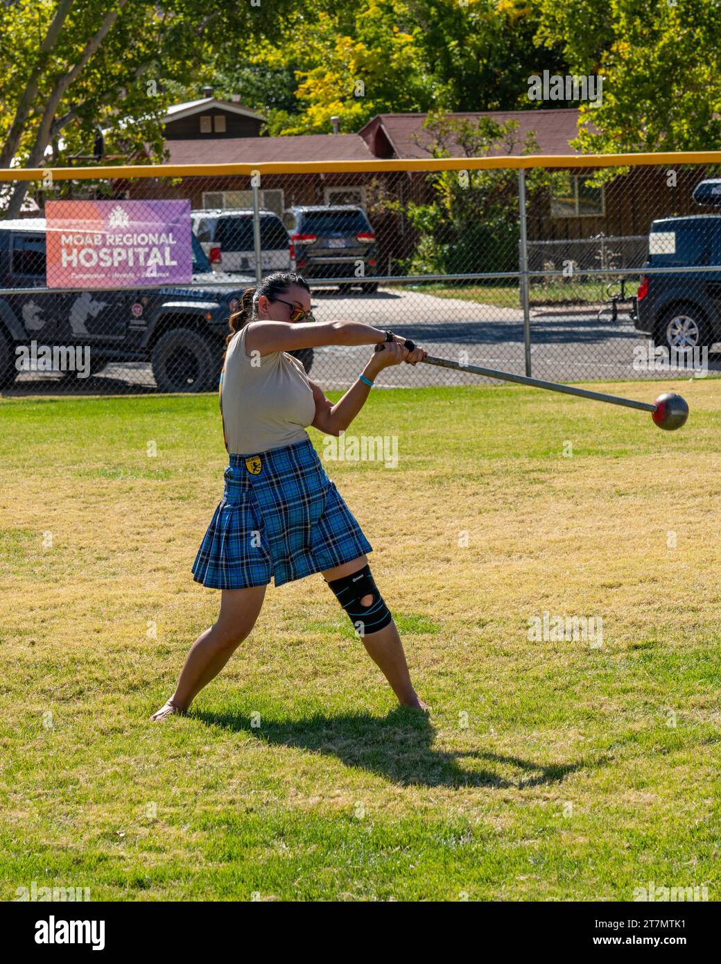 Une concurrente féminine en kilt saute le marteau lors des matchs des Highlands au Moab Celtic Festival, Scots on the Rocks, à Moab, Utah. Banque D'Images