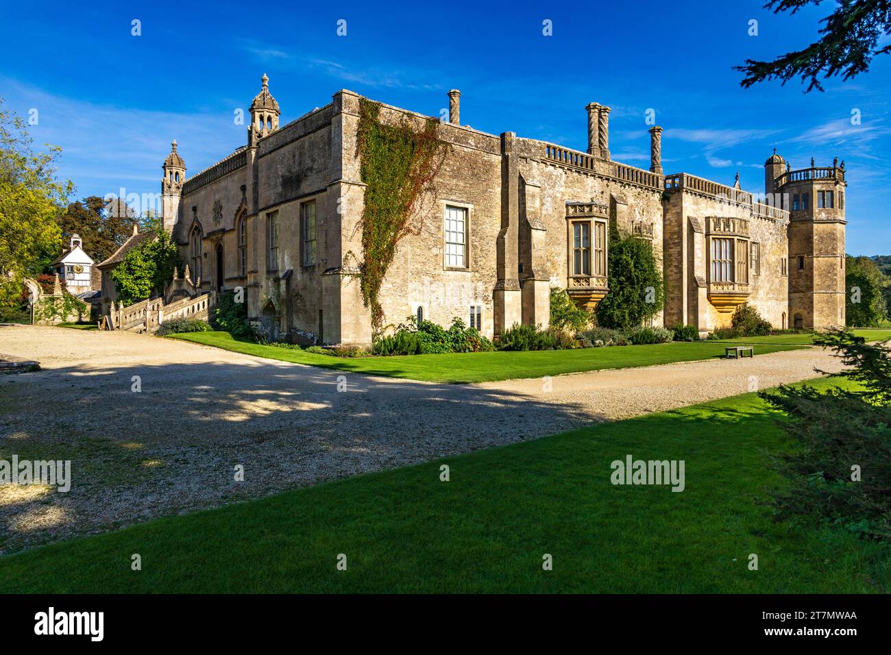 Lumière du soleil d'automne sur le front sud à Lacock Abbey, Wiltshire, Angleterre, Royaume-Uni Banque D'Images