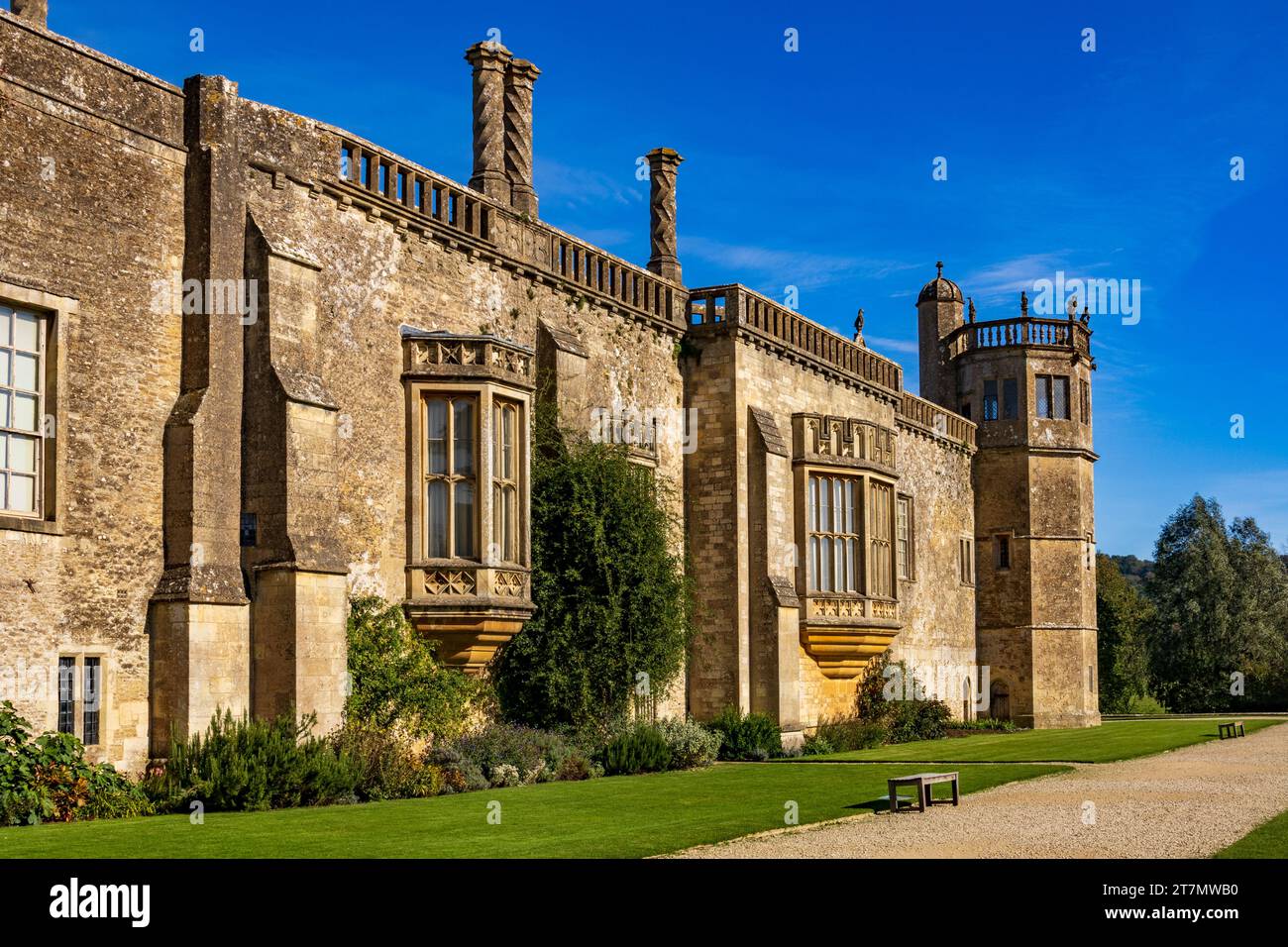 Lumière du soleil d'automne sur le front sud à Lacock Abbey, Wiltshire, Angleterre, Royaume-Uni Banque D'Images