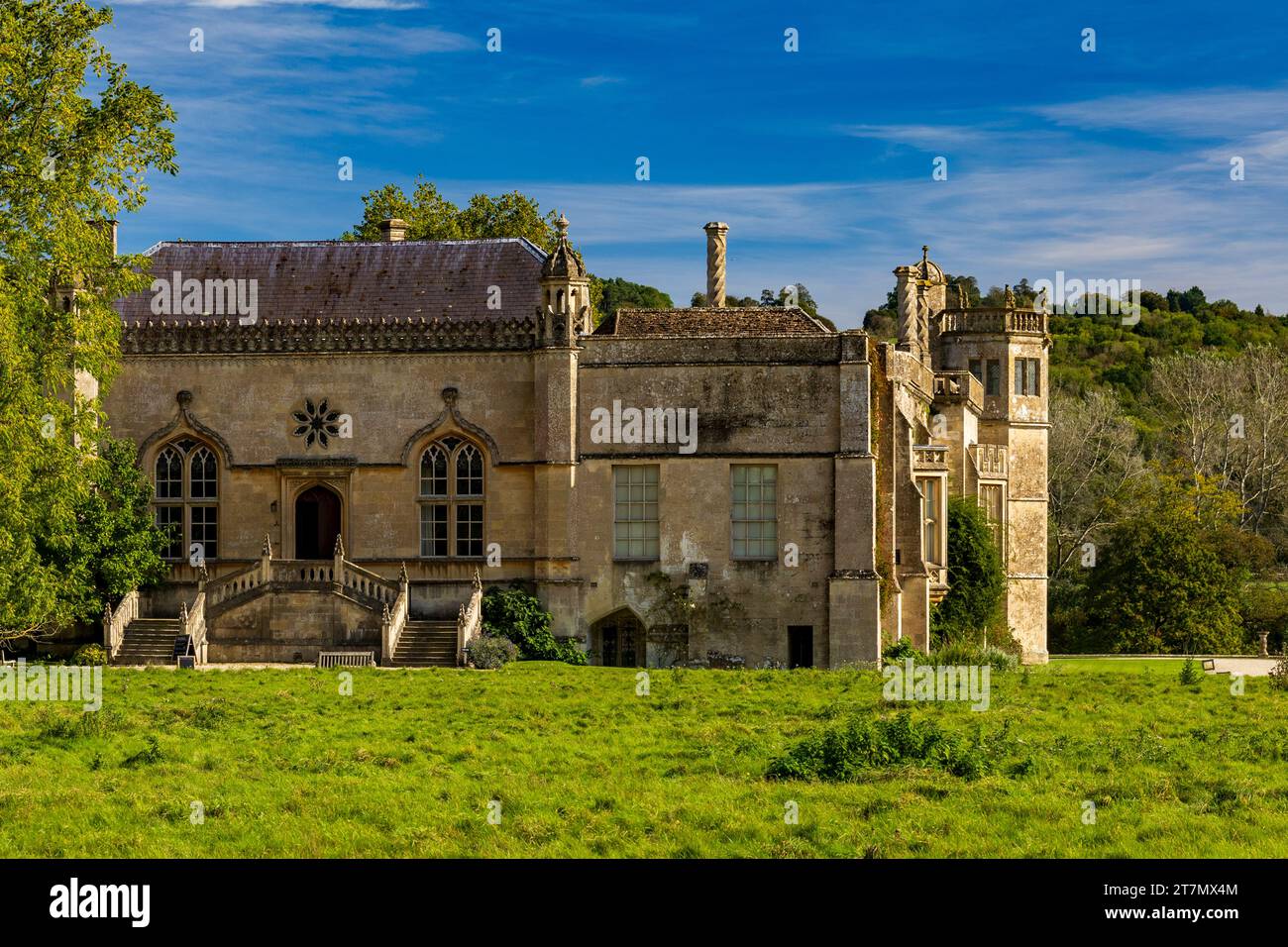 Lumière du soleil d'automne sur le front ouest à Lacock Abbey, Wiltshire, Angleterre, Ukat Lacock Abbey, Wiltshire, Angleterre, Royaume-Uni Banque D'Images