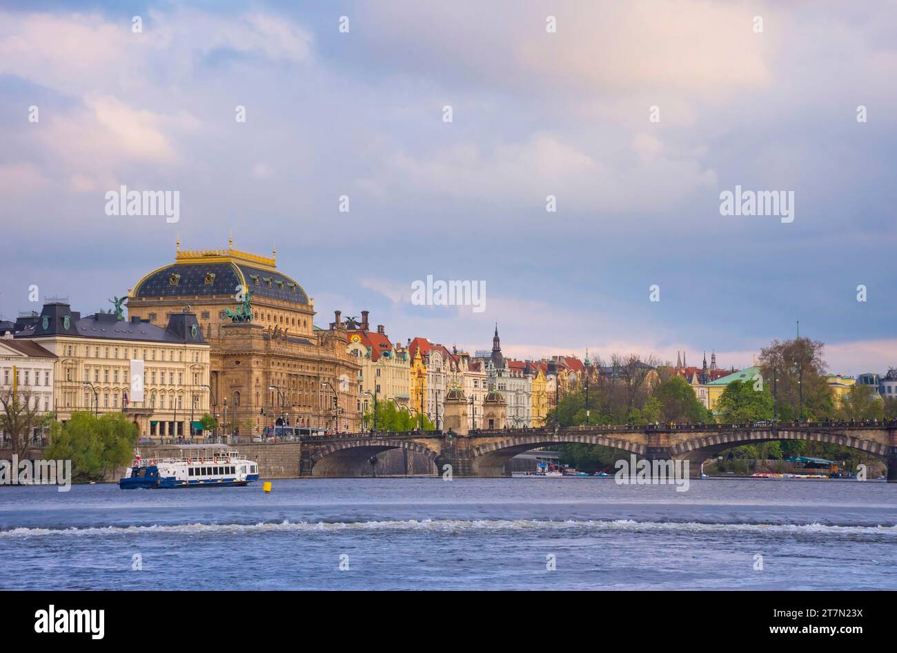 Beau bâtiment du théâtre national et la rivière Vltava dans le centre-ville de Prague, République tchèque (Tchéquie), au coucher du soleil Banque D'Images