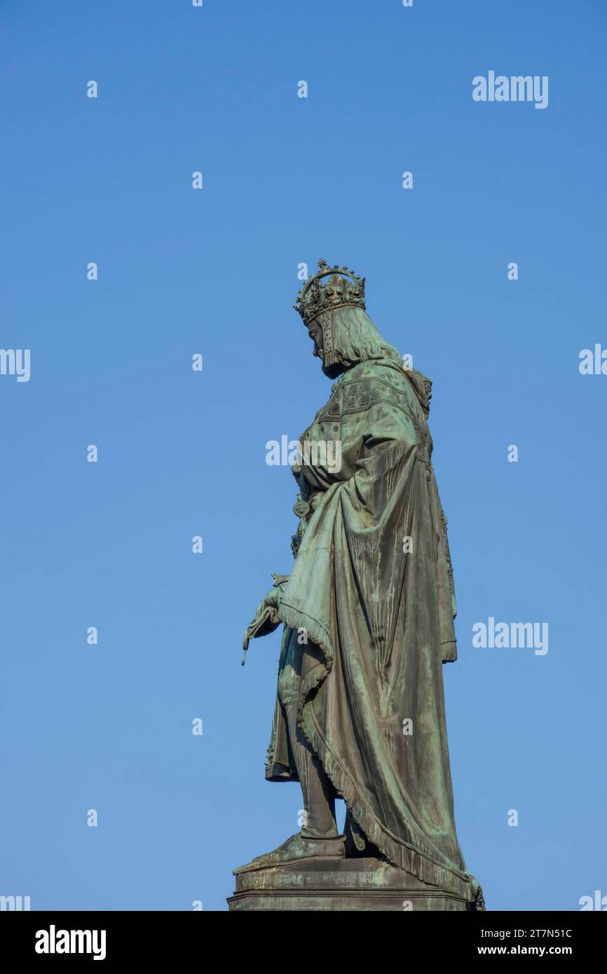 Statue en bronze du roi Charles IV sur la place Krizovnicke, près du pont Charles à Prague, République tchèque, en journée ensoleillée Banque D'Images