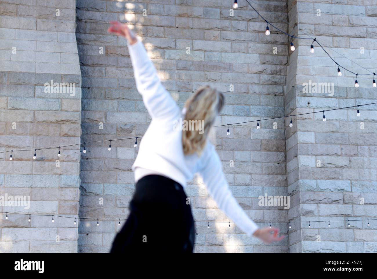 New York, États-Unis. 16 novembre 2023. Kaitlyn Weaver, championne canadienne de danse sur glace, médaillée du monde et olympienne, effectue une routine de patinage lorsque la toute première patinoire du Brooklyn Bridge Park, « Glide at Brooklyn Bridge Park », ouvre officiellement pour la saison sous le pont historique de Brooklyn à New York, le jeudi 16 novembre 2023. Photo de John Angelillo/UPI crédit : UPI/Alamy Live News Banque D'Images