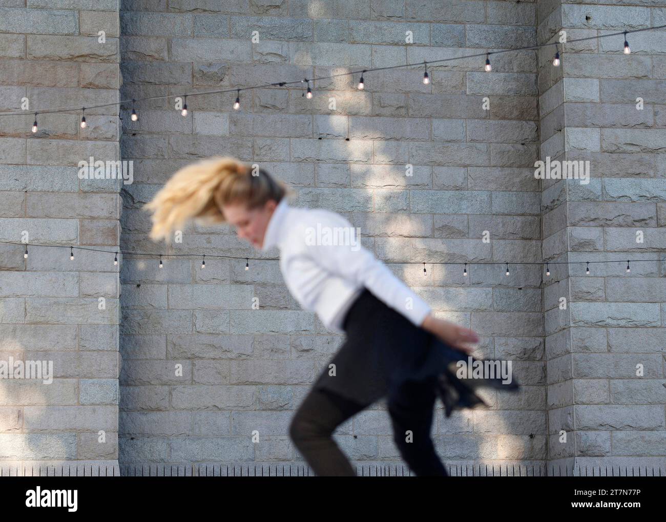 New York, États-Unis. 16 novembre 2023. Kaitlyn Weaver, championne canadienne de danse sur glace, médaillée du monde et olympienne, effectue une routine de patinage lorsque la toute première patinoire du Brooklyn Bridge Park, « Glide at Brooklyn Bridge Park », ouvre officiellement pour la saison sous le pont historique de Brooklyn à New York, le jeudi 16 novembre 2023. Photo de John Angelillo/UPI crédit : UPI/Alamy Live News Banque D'Images