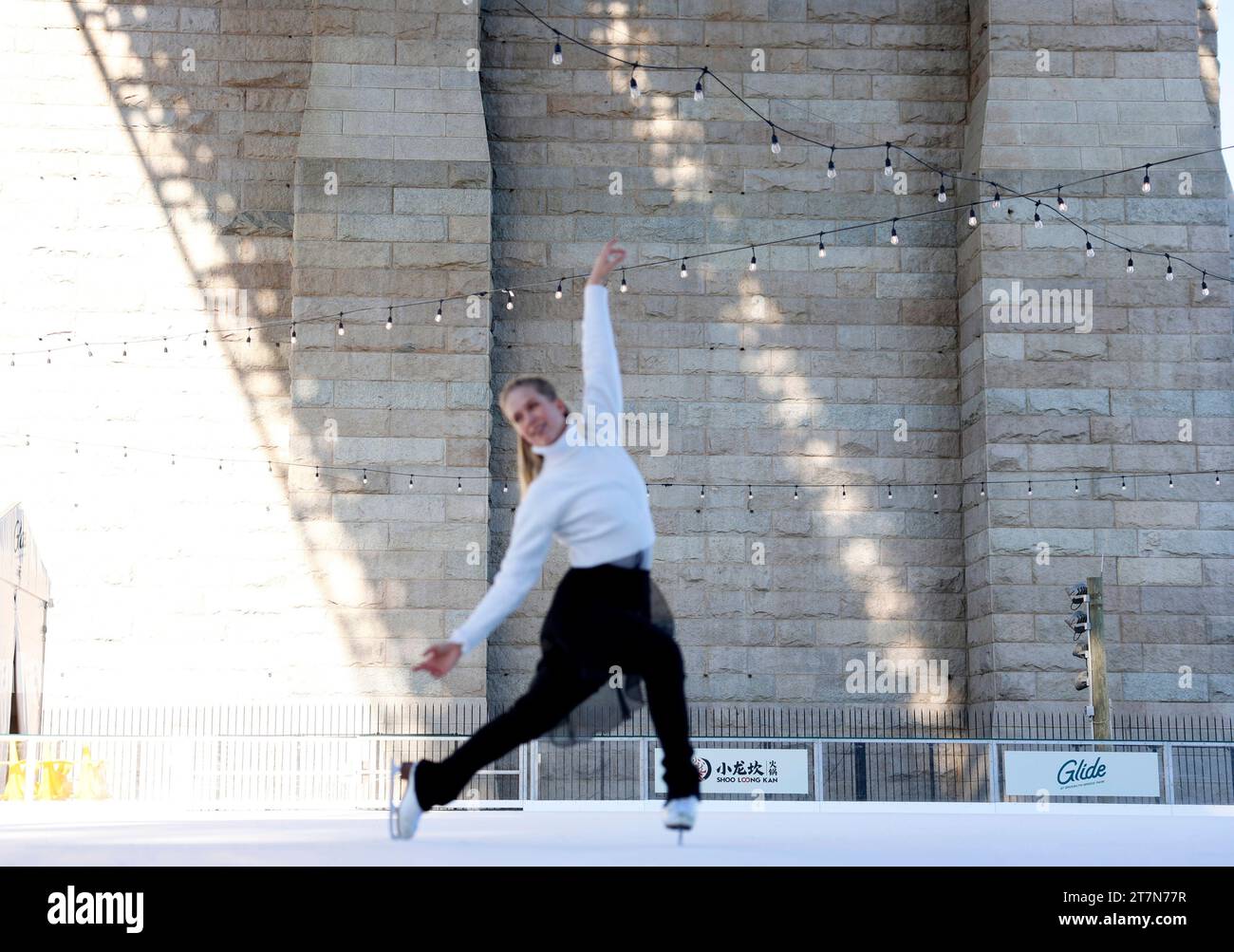 New York, États-Unis. 16 novembre 2023. Kaitlyn Weaver, championne canadienne de danse sur glace, médaillée du monde et olympienne, effectue une routine de patinage lorsque la toute première patinoire du Brooklyn Bridge Park, « Glide at Brooklyn Bridge Park », ouvre officiellement pour la saison sous le pont historique de Brooklyn à New York, le jeudi 16 novembre 2023. Photo de John Angelillo/UPI crédit : UPI/Alamy Live News Banque D'Images
