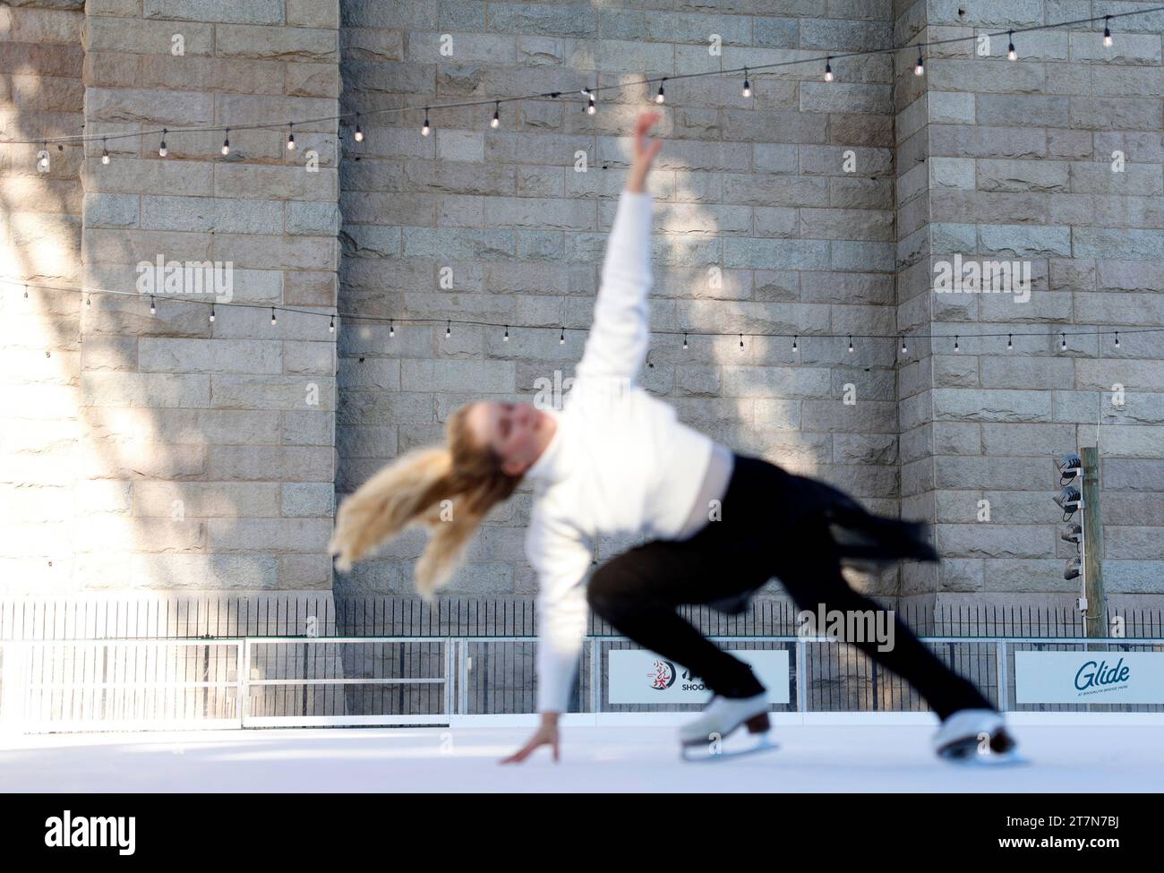 New York, États-Unis. 16 novembre 2023. Kaitlyn Weaver, championne canadienne de danse sur glace, médaillée du monde et olympienne, effectue une routine de patinage lorsque la toute première patinoire du Brooklyn Bridge Park, « Glide at Brooklyn Bridge Park », ouvre officiellement pour la saison sous le pont historique de Brooklyn à New York, le jeudi 16 novembre 2023. Photo de John Angelillo/UPI crédit : UPI/Alamy Live News Banque D'Images