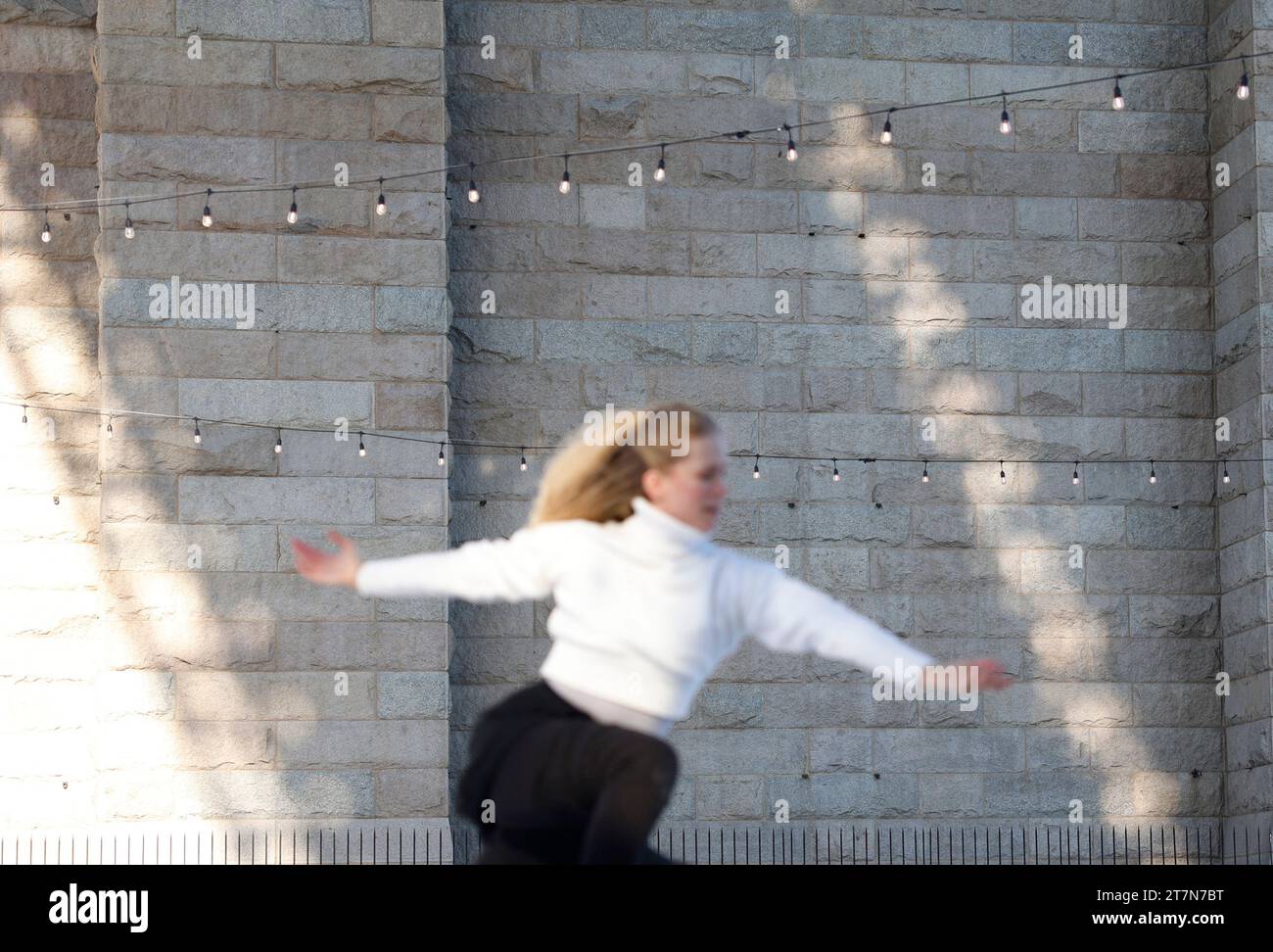 New York, États-Unis. 16 novembre 2023. Kaitlyn Weaver, championne canadienne de danse sur glace, médaillée du monde et olympienne, effectue une routine de patinage lorsque la toute première patinoire du Brooklyn Bridge Park, « Glide at Brooklyn Bridge Park », ouvre officiellement pour la saison sous le pont historique de Brooklyn à New York, le jeudi 16 novembre 2023. Photo de John Angelillo/UPI crédit : UPI/Alamy Live News Banque D'Images