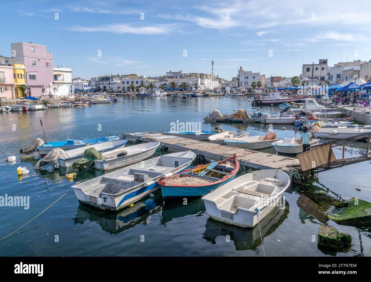 Les bateaux et les jetées sont au port de Bizerte sur la mer Méditerranée, avec les maisons le long de la promenade au nord de la Tunisie. Banque D'Images