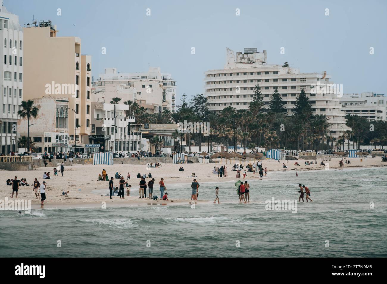 Touristes et habitants de la région nageant dans la mer à la plage de la station balnéaire de Sousse, tunisie, sur la côte de Medit Banque D'Images