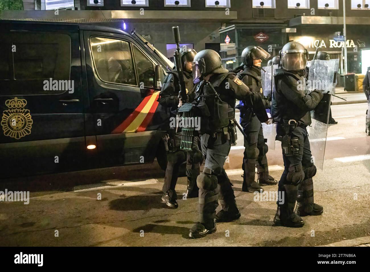 Madrid, Espagne. 15 novembre 2023. La police anti-émeute a vu en alerte lors de la manifestation devant le siège du parti ouvrier socialiste espagnol. Les manifestants manifestent et émeutent sur l'investissement de Pedro Sanchez suite à l'approbation de la loi d'amnistie, qui approuve le retour légal des politiciens catalans (Carles Puigdemont, Toni Comín et Marta Rovira). Crédit : SOPA Images Limited/Alamy Live News Banque D'Images