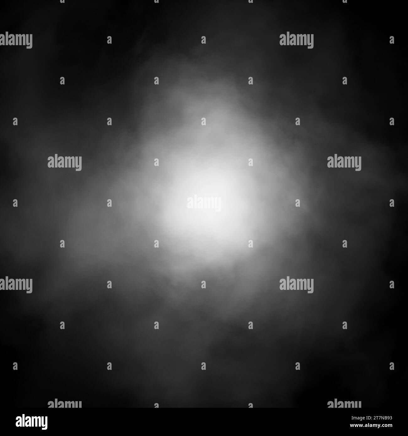 Des nuages blancs de fumée de vapeur sont isolés sur un fond noir. Le gaz explose, tourbillonne et danse dans l’espace. Un effet de texture de poussière de brouillard magique qui peut être u Banque D'Images