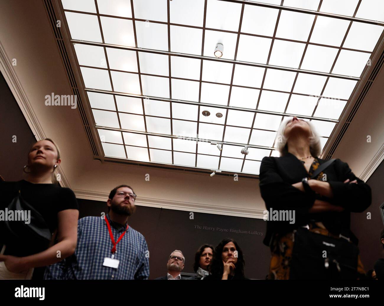 New York, États-Unis. 16 novembre 2023. Les invités assistent à une avant-première pour look Again : European Paintings 1300C1800 au met Museum de New York le jeudi 16 novembre 2023. Cette prévisualisation marque la réouverture des galeries de peintures européennes suite à un projet de rénovation des puits de lumière de cinq ans. Photo de John Angelillo/UPI crédit : UPI/Alamy Live News Banque D'Images