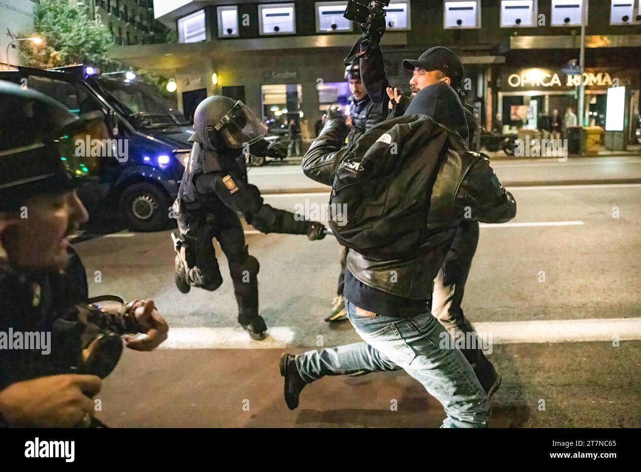 Madrid, Espagne. 15 novembre 2023. La police anti-émeute fouet les manifestants lors de la manifestation devant le siège du parti socialiste ouvrier espagnol. Les manifestants manifestent et émeutent sur l'investissement de Pedro Sanchez suite à l'approbation de la loi d'amnistie, qui approuve le retour légal des politiciens catalans (Carles Puigdemont, Toni Comín et Marta Rovira). (Photo de MartÌ Segura Ramoneda/SOPA Images/Sipa USA) crédit : SIPA USA/Alamy Live News Banque D'Images