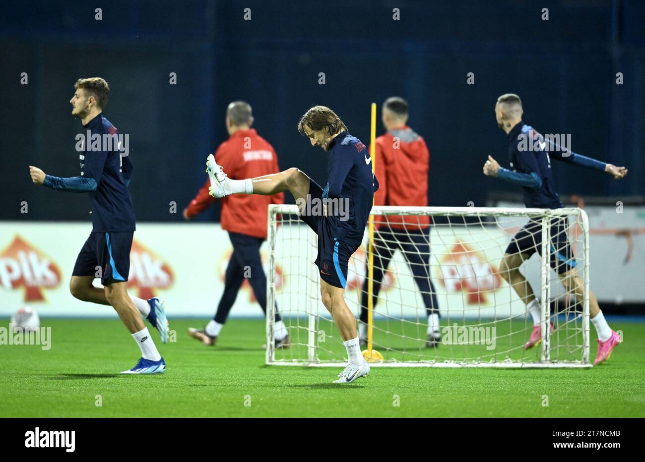 Zagreb, Hrvatska. 16 novembre 2023. Josip Stanisic, Luka Modric lors de l'entraînement de l'équipe croate de football avant le match de qualification pour L'EURO 2024 contre la Lettonie à Zagreb, Croatie le 16. Novembre 2023. Photo : Marko Lukunic/PIXSELL crédit : Pixsell/Alamy Live News Banque D'Images