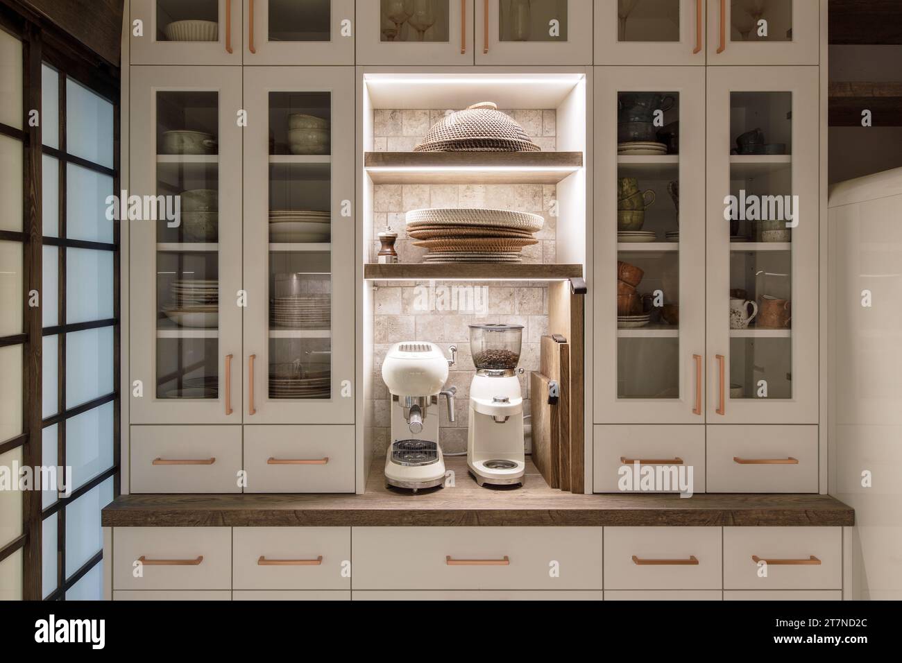 Cuisine japonaise moderne design intérieur dans des tons de terre, textures naturelles avec mobilier en bois massif en chêne et portes coulissantes en bois japonais. Conce Japandi Banque D'Images